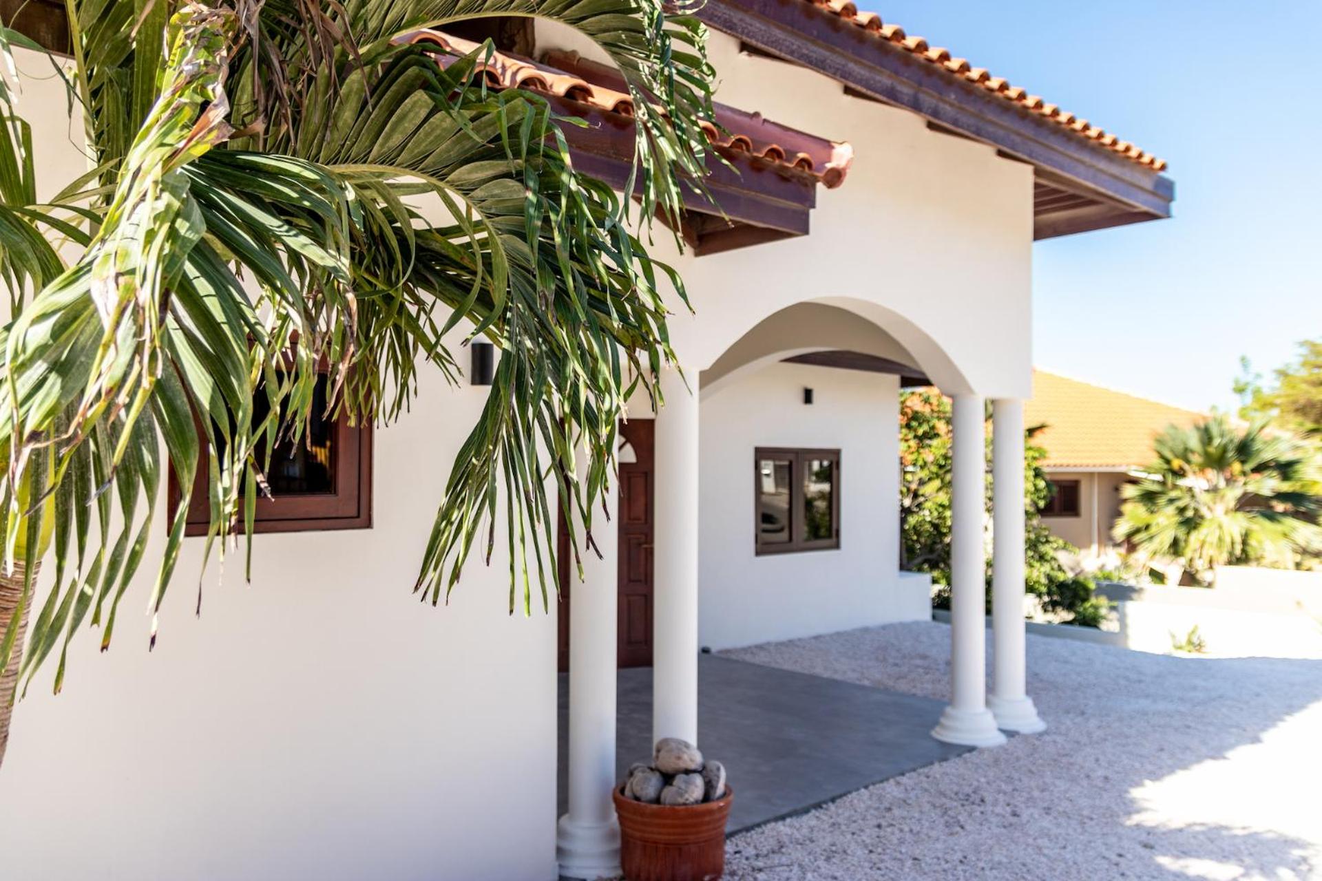 Villa Blou, steps from the Jan Thiel Beach