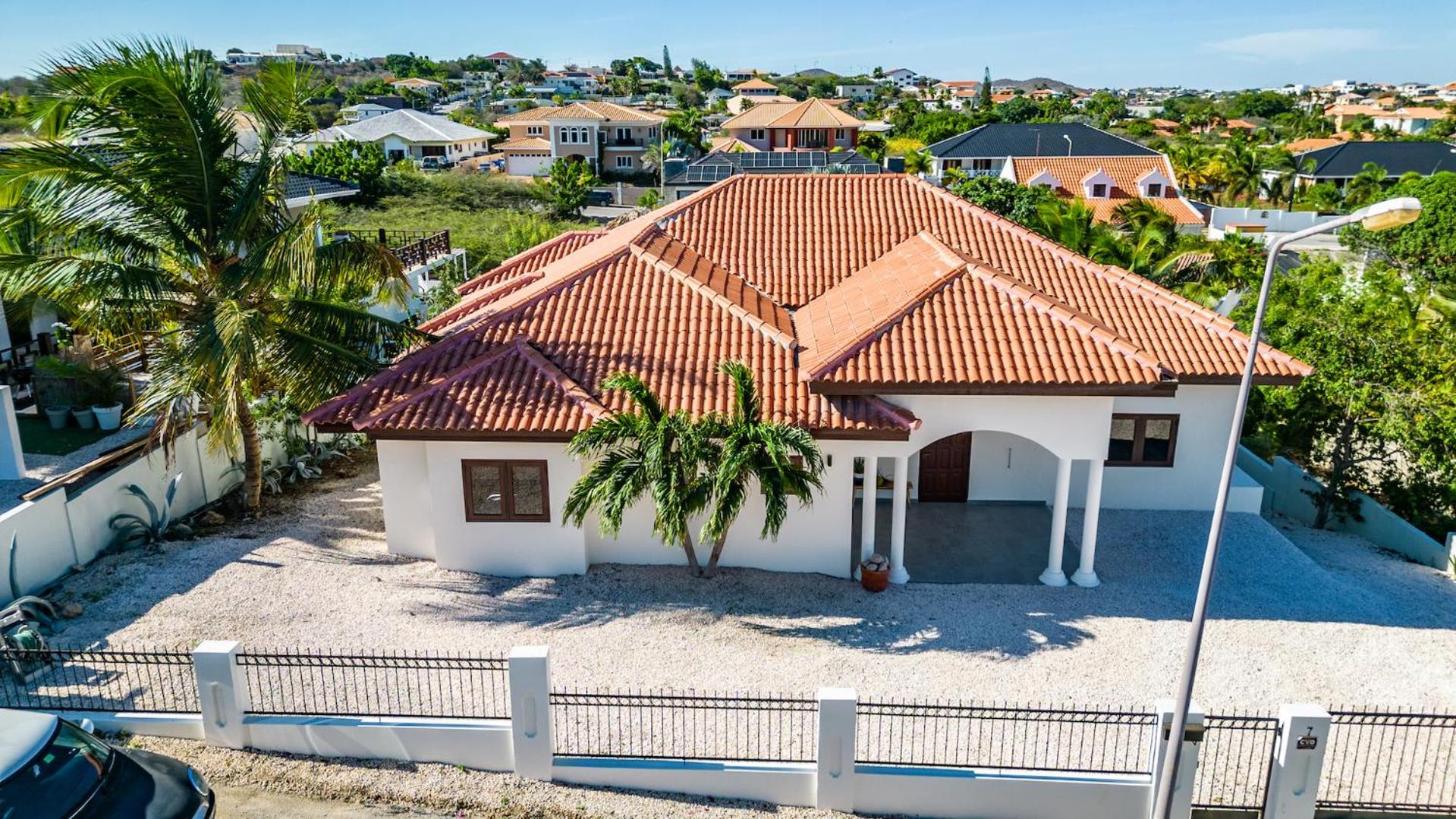 Villa Blou, steps from the Jan Thiel Beach