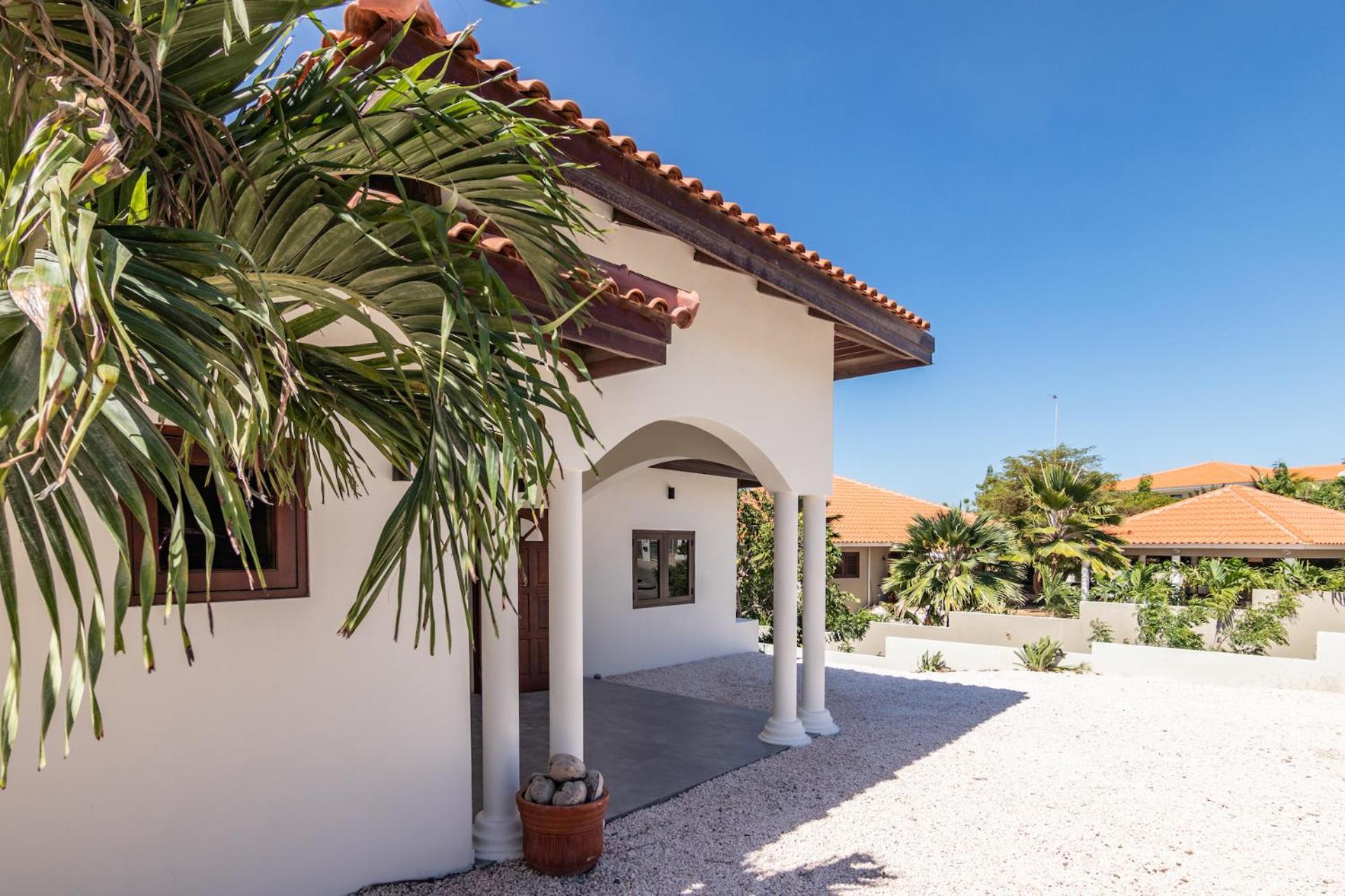 Villa Blou, steps from the Jan Thiel Beach