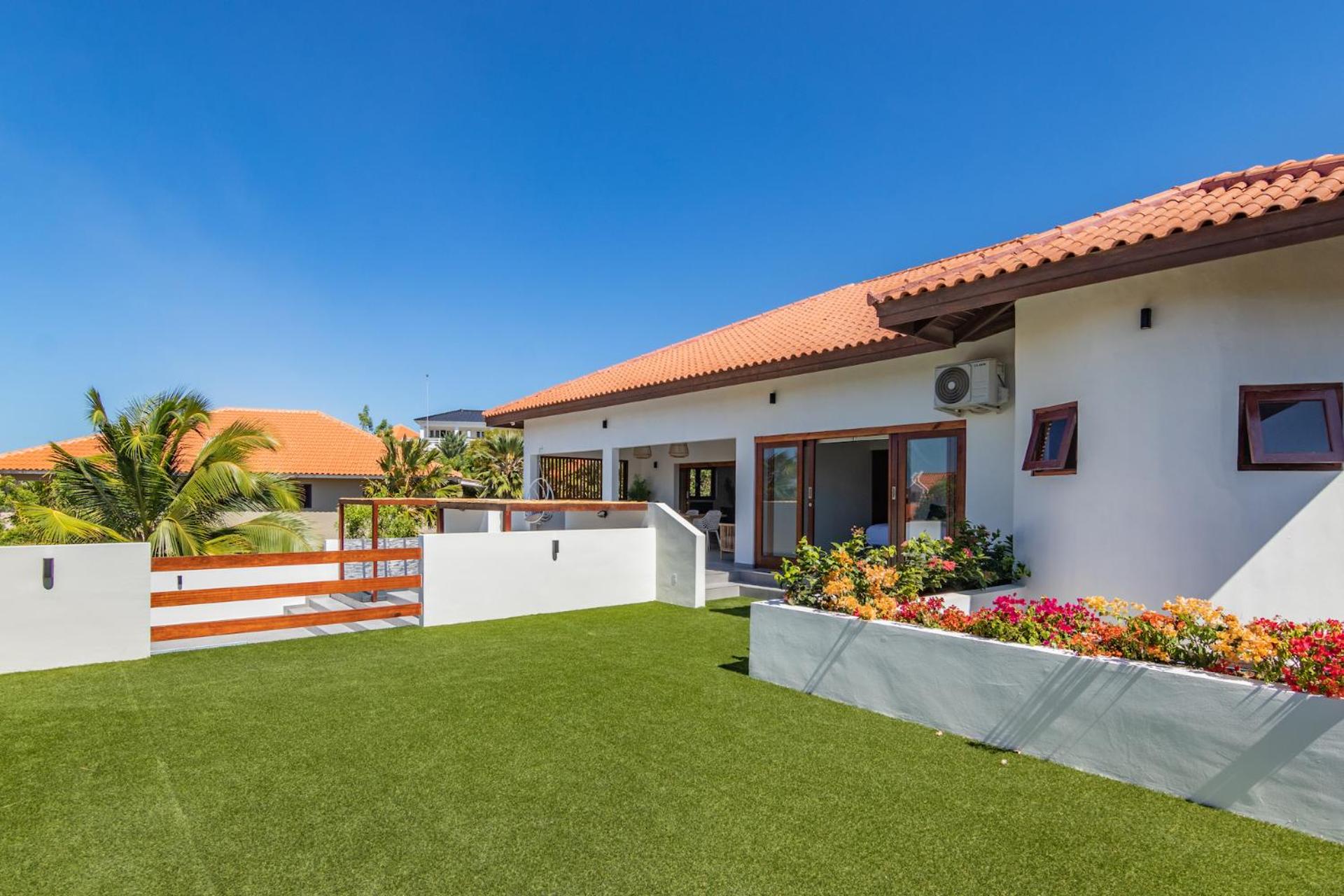 Villa Blou, steps from the Jan Thiel Beach