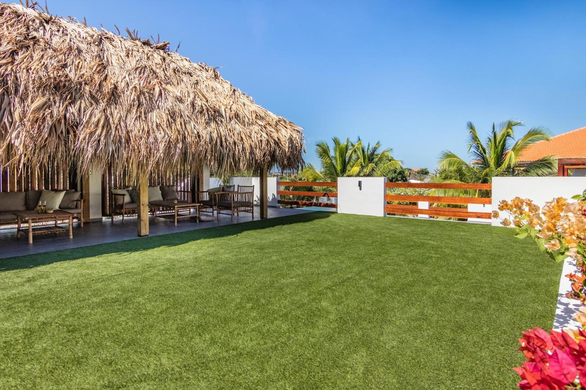 Villa Blou, steps from the Jan Thiel Beach