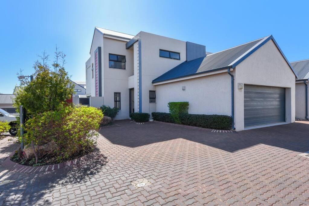 Urban Oasis - 3 Bedroom Home view 4