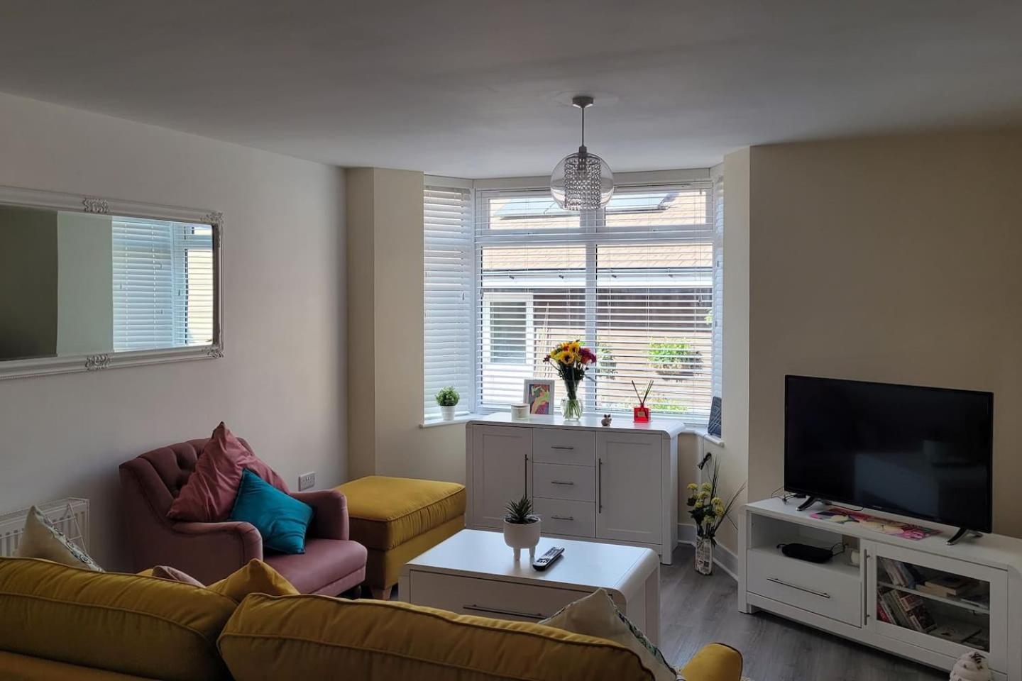 Two bedroom apartment in Dormansland view 2