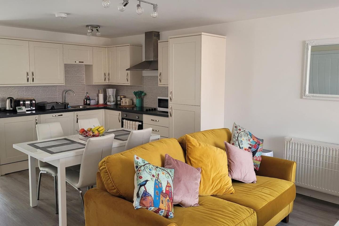 Two bedroom apartment in Dormansland view 4