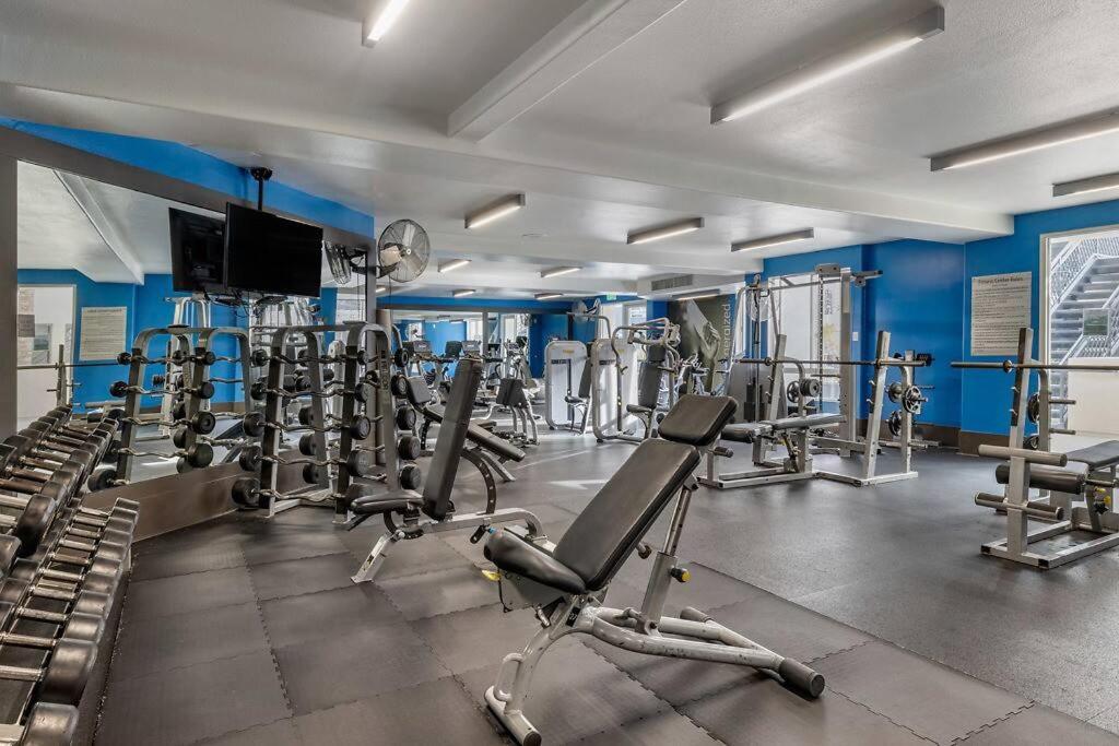 Marina Del Rey Apartment Luxury pool, gym, parking, BBQ