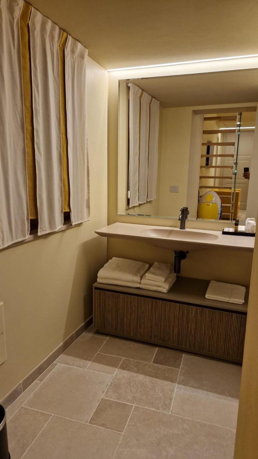 Iris Apartments