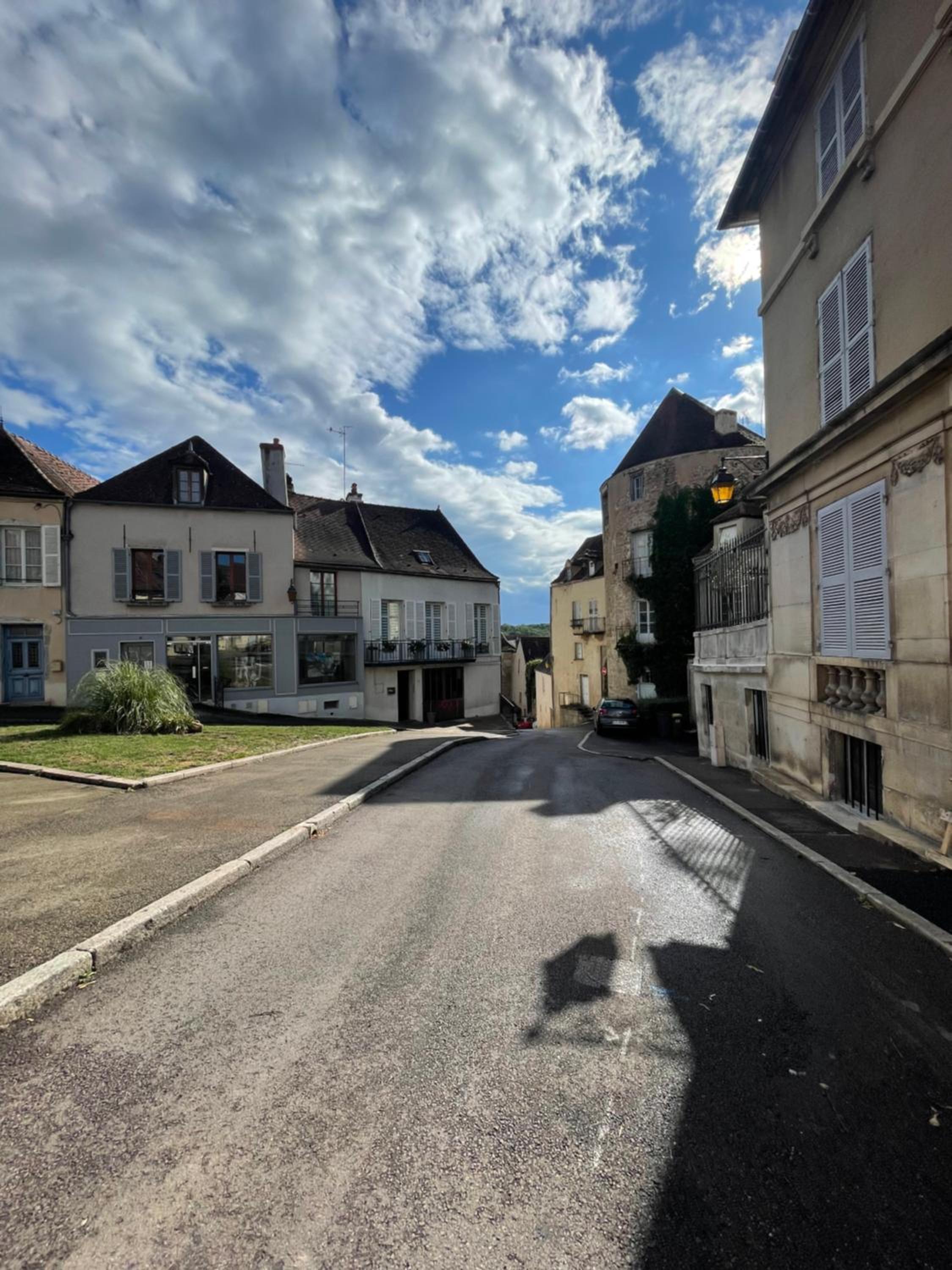 Liberté et Confort, appartement entier, moderne avec 2 chambres et cuisine équipée au coeur de Semur