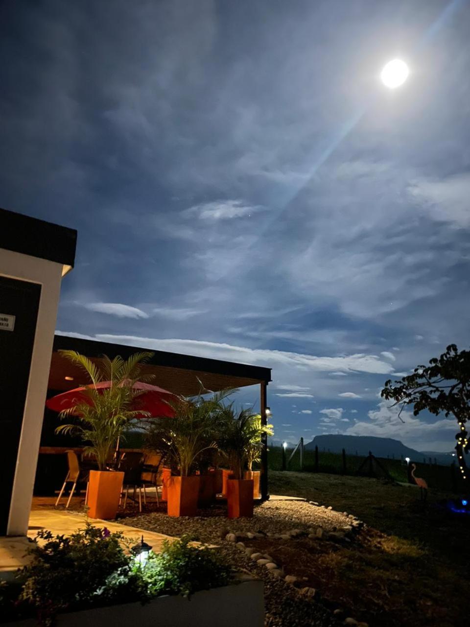 LUZ DE LUNA mesa de los santos house