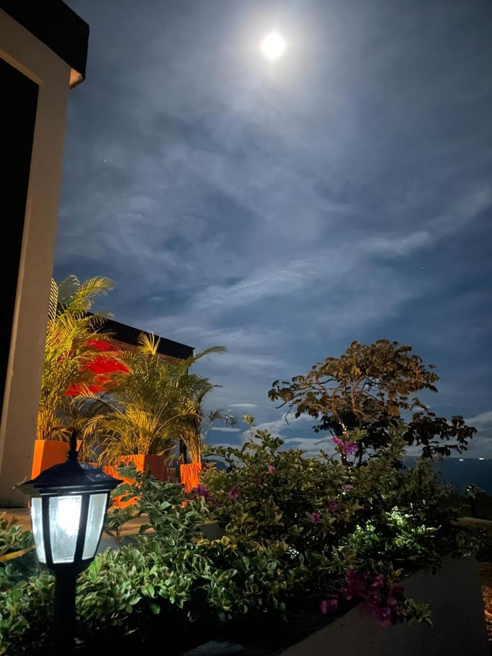 LUZ DE LUNA mesa de los santos house