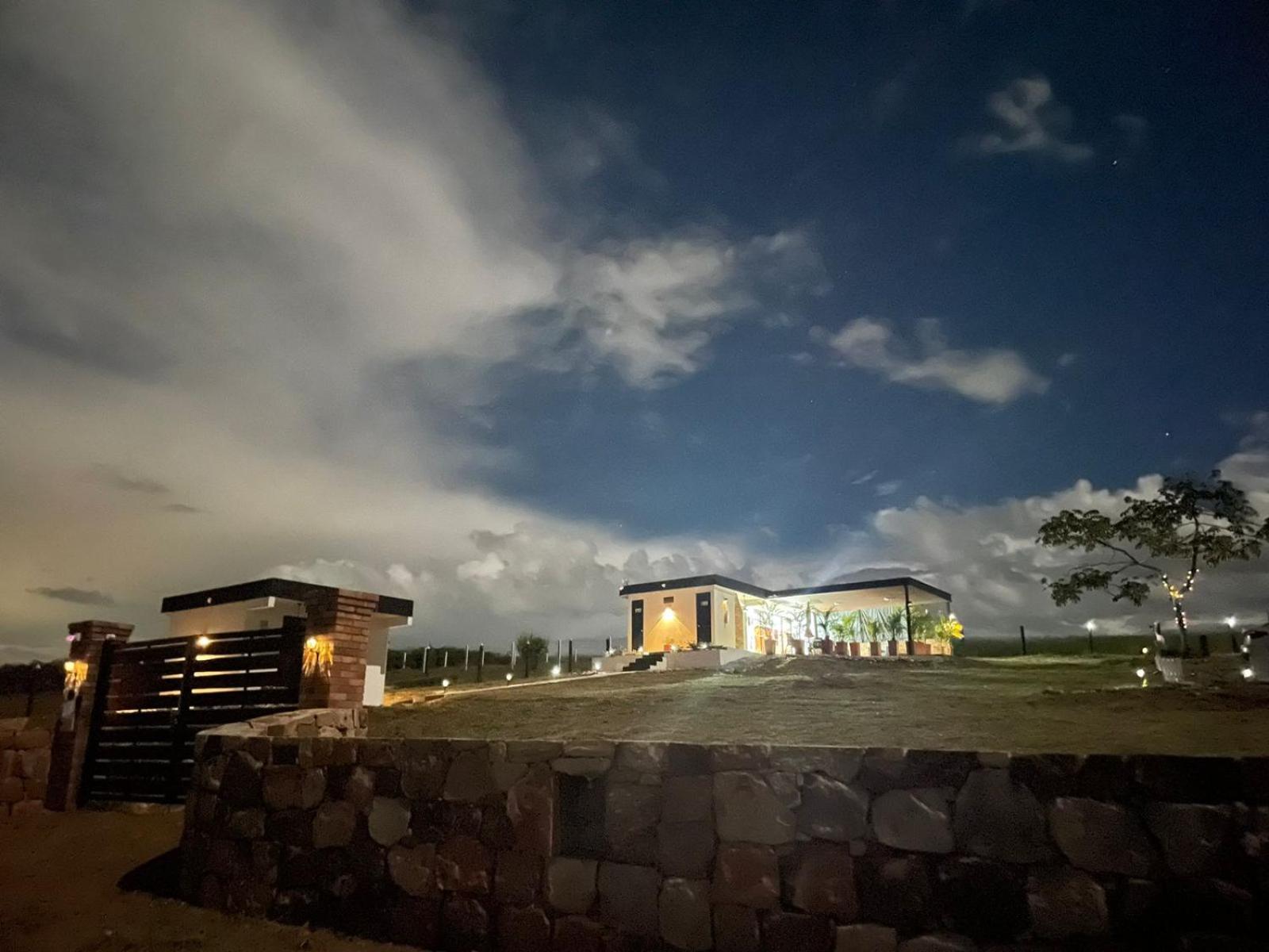 LUZ DE LUNA mesa de los santos house