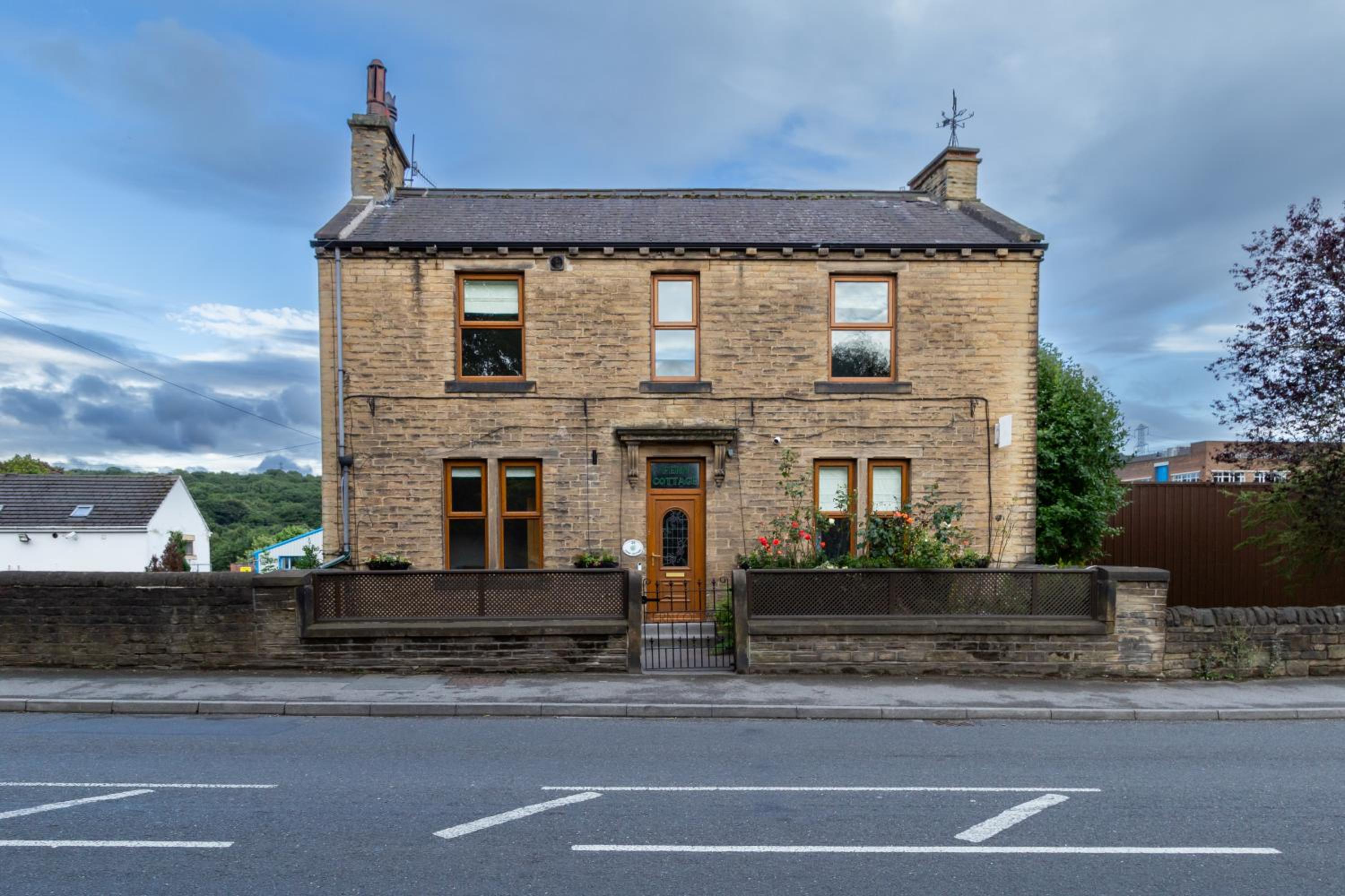 Hotel Detached Luxury 6 beds, Super Wi-fi, easy parking and Hot-tub - Image 1