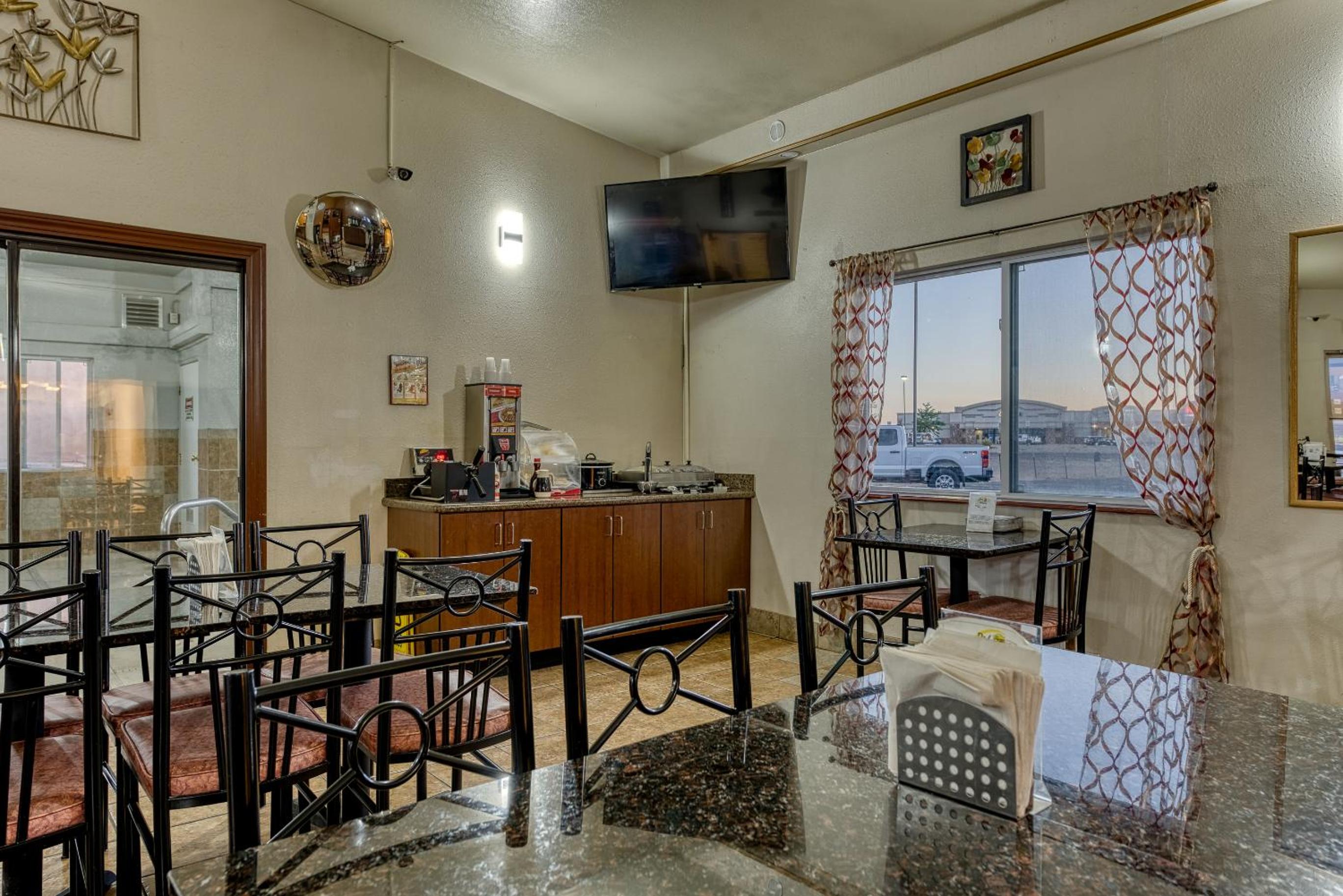 Super 8 by Wyndham Alamosa view 2