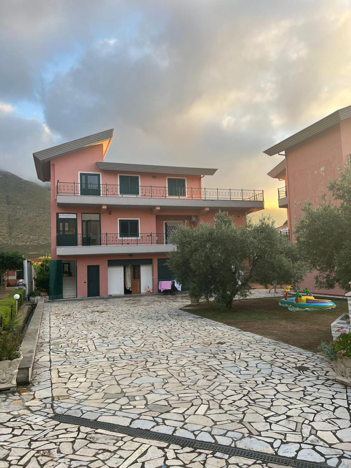 Kleidi's home