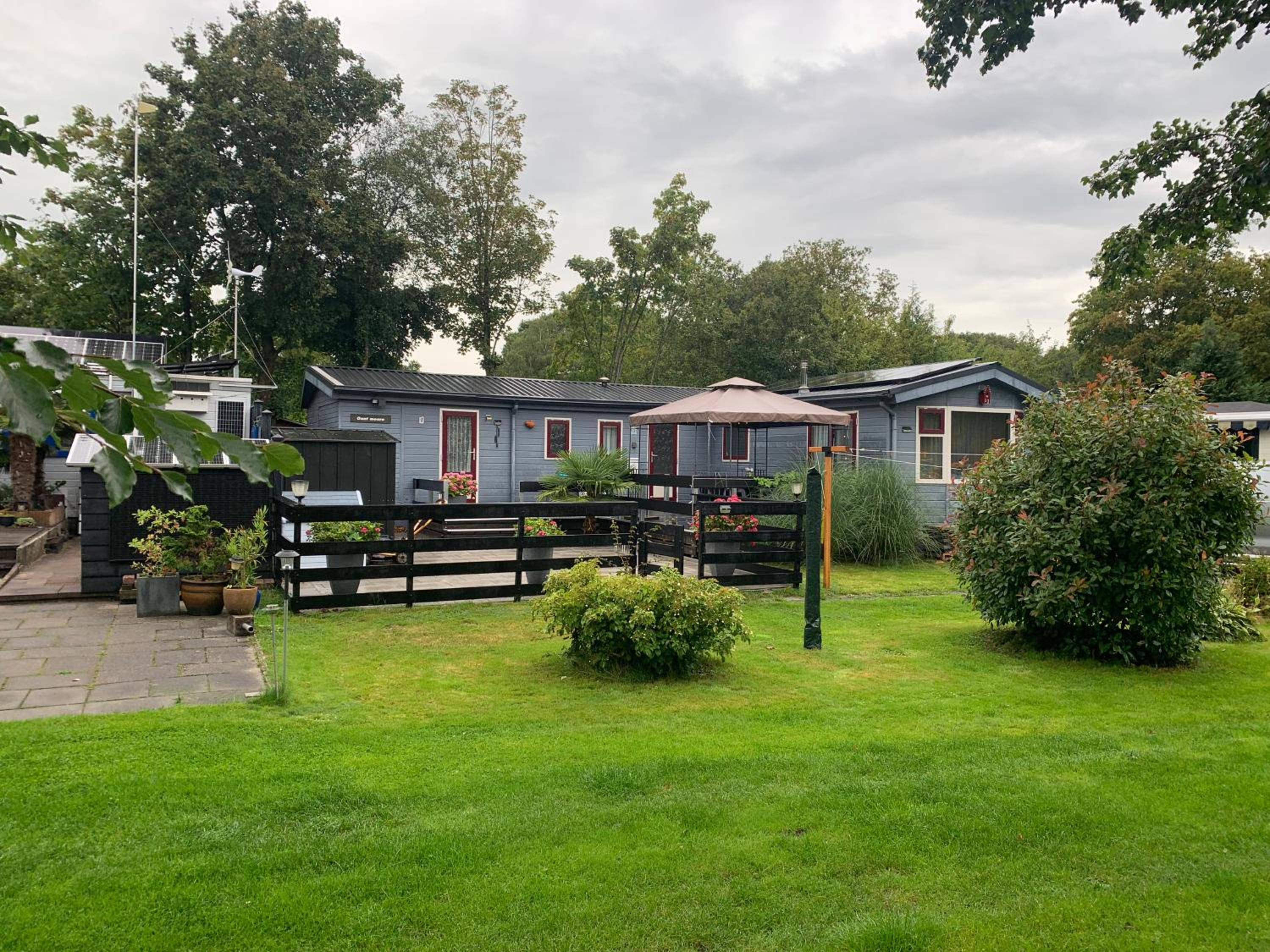 Groot hoek Chalet met Airco ,Wasmachine, Vaatwasser,Droger en luxe keuken en zwembad op camping! Immer Besser! view 3