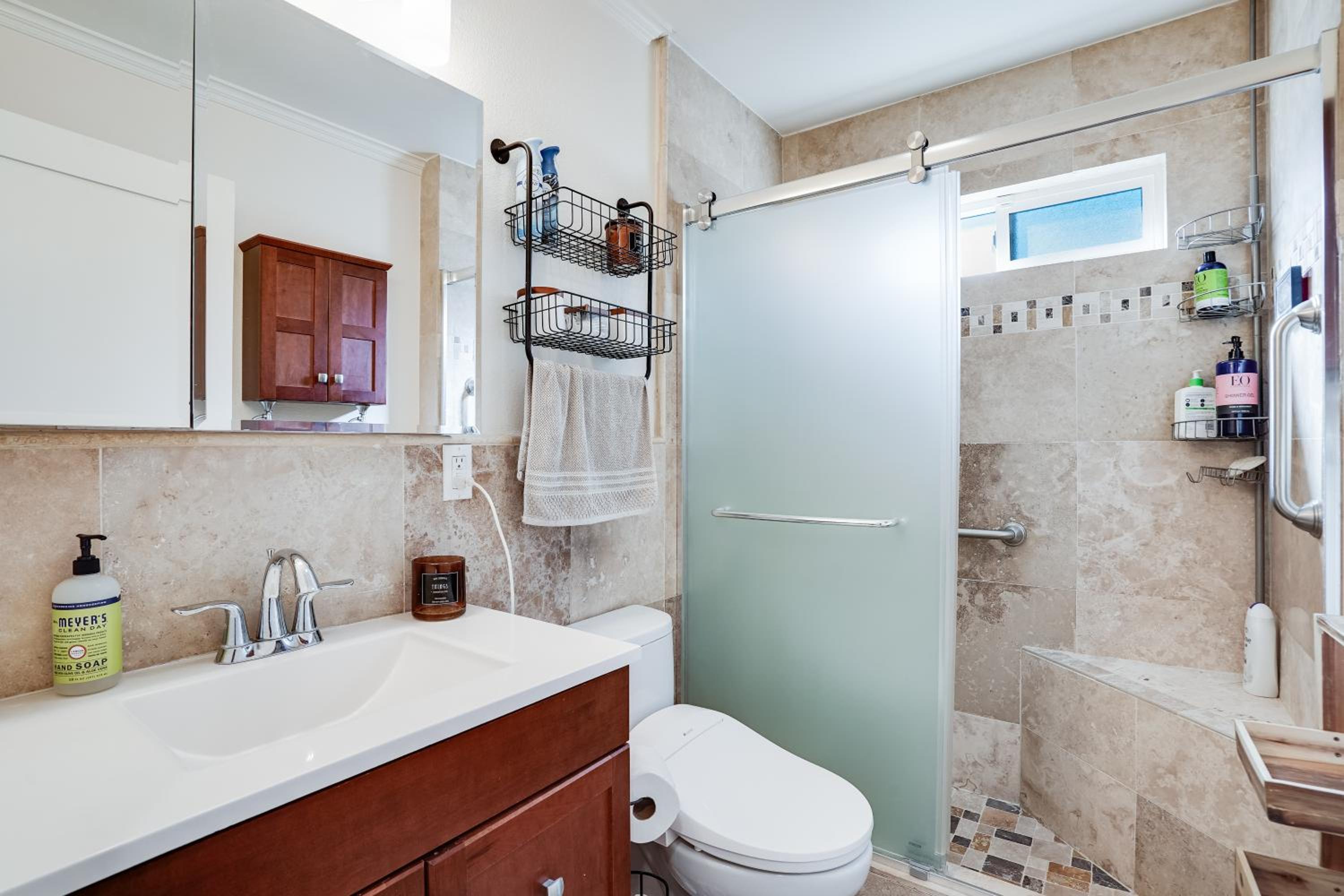 Relax in a Gorgeous 6 Person Quaint Home