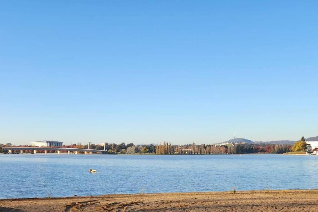 GREEN ROSE Quiet Spacious Lakeside Carpark Exceptional 70m2