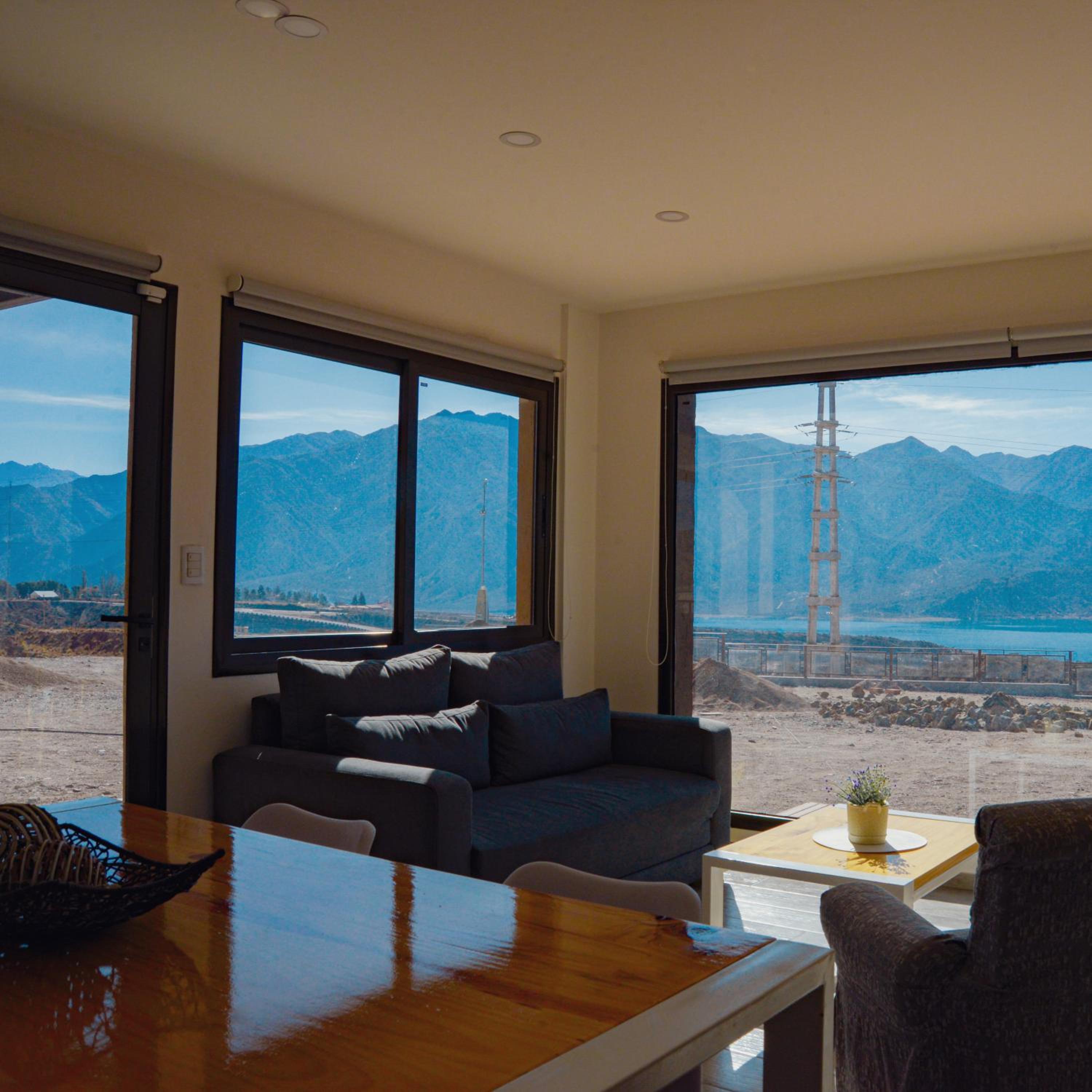 Reflejo del Lago - Cabañas frente al Dique Potrerillos