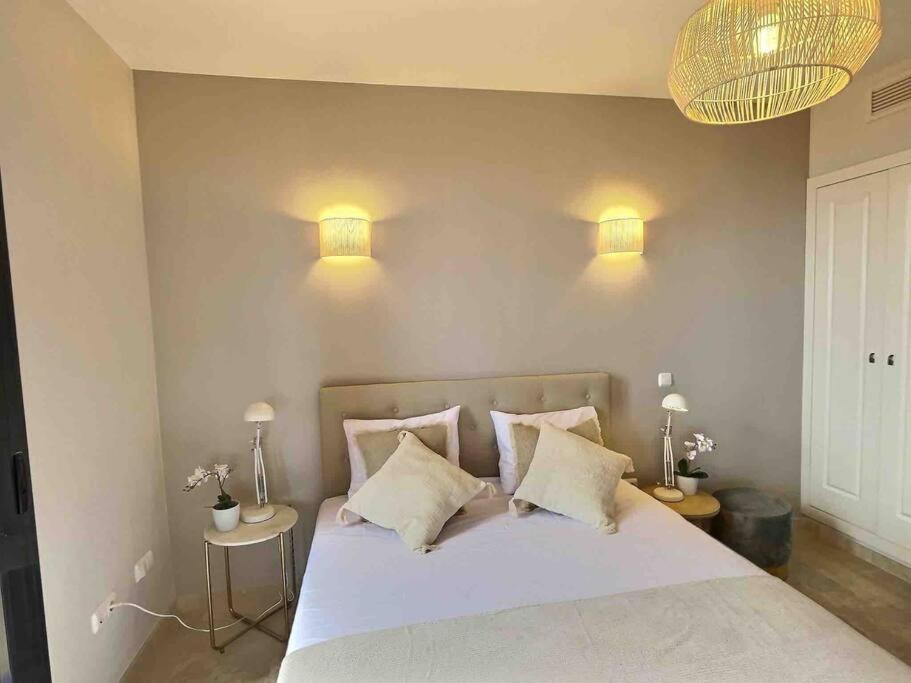 NEW LUXURIOUS APARTMENT + 2 BEDROOMS + SEA VIEW + POOL photo 2