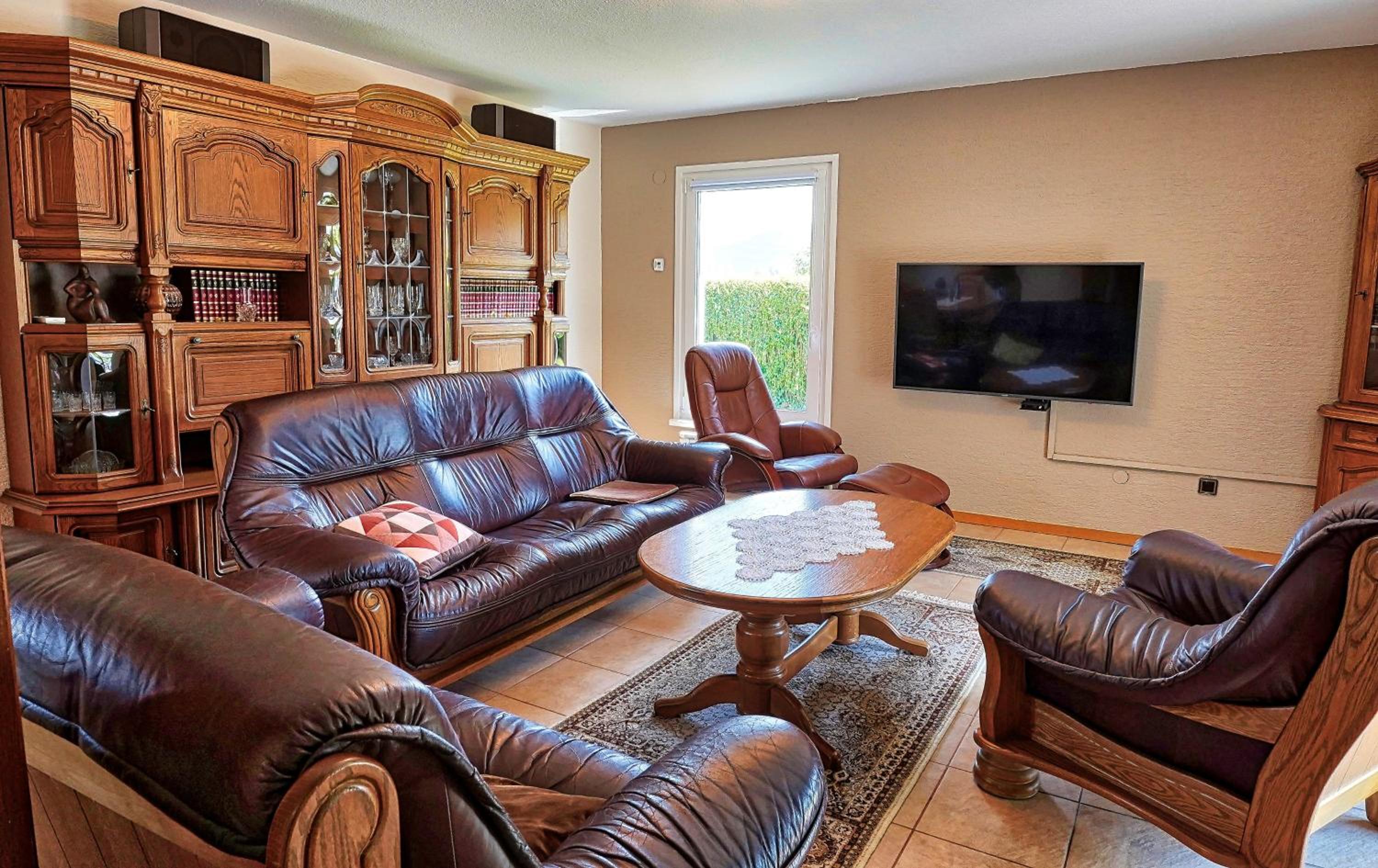 Jacuzzi, BBQ & EV plug - 5BR Villa Villi with Garden