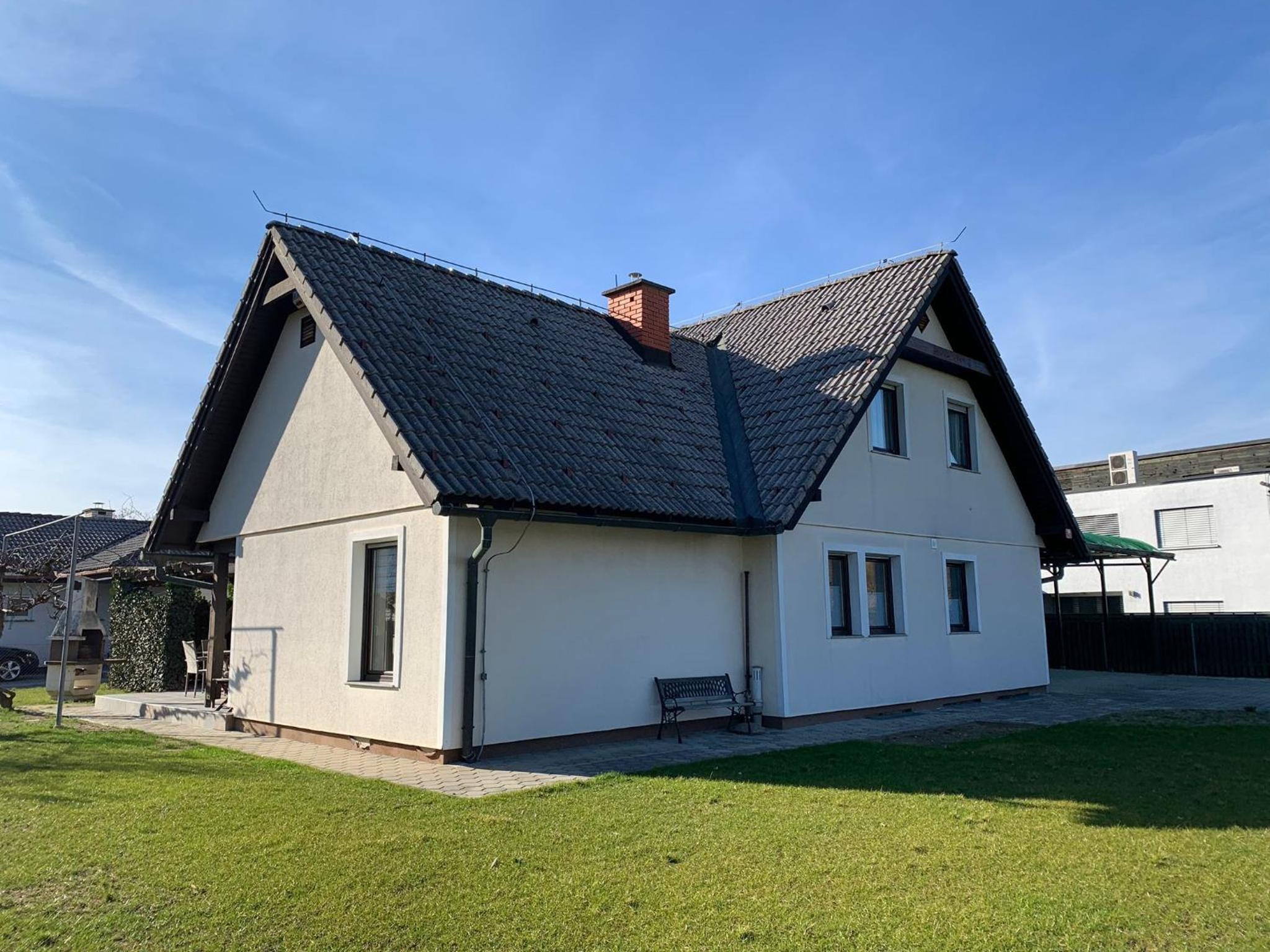 Jacuzzi, BBQ & EV plug - 5BR Villa Villi with Garden