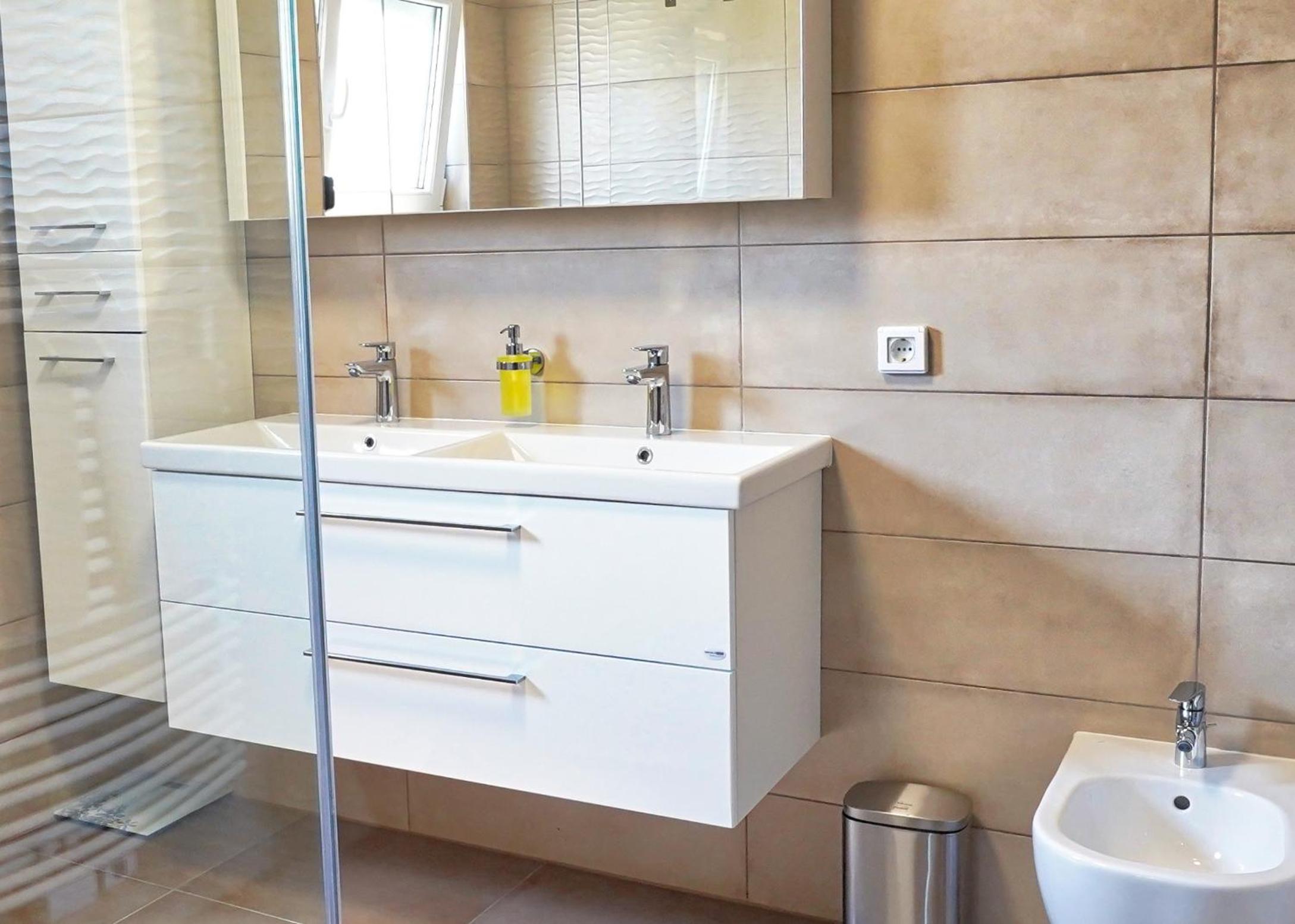 Jacuzzi, BBQ & EV plug - 5BR Villa Villi with Garden