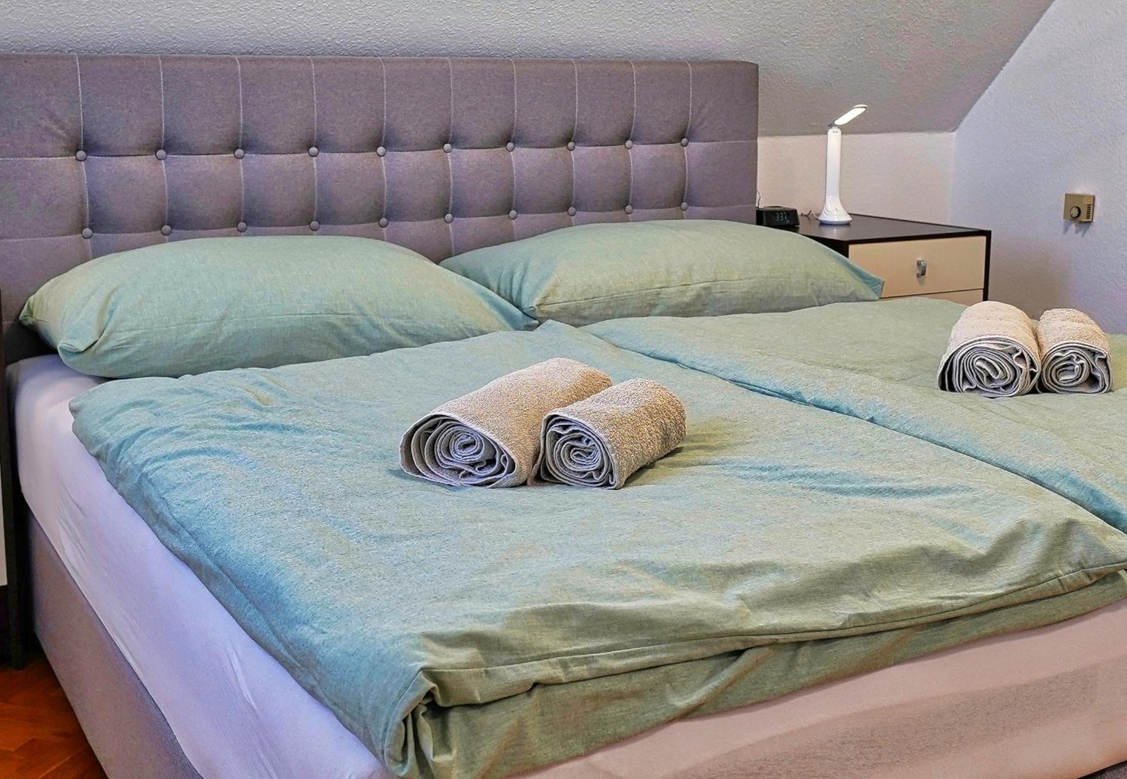 Jacuzzi, BBQ & EV plug - 5BR Villa Villi with Garden