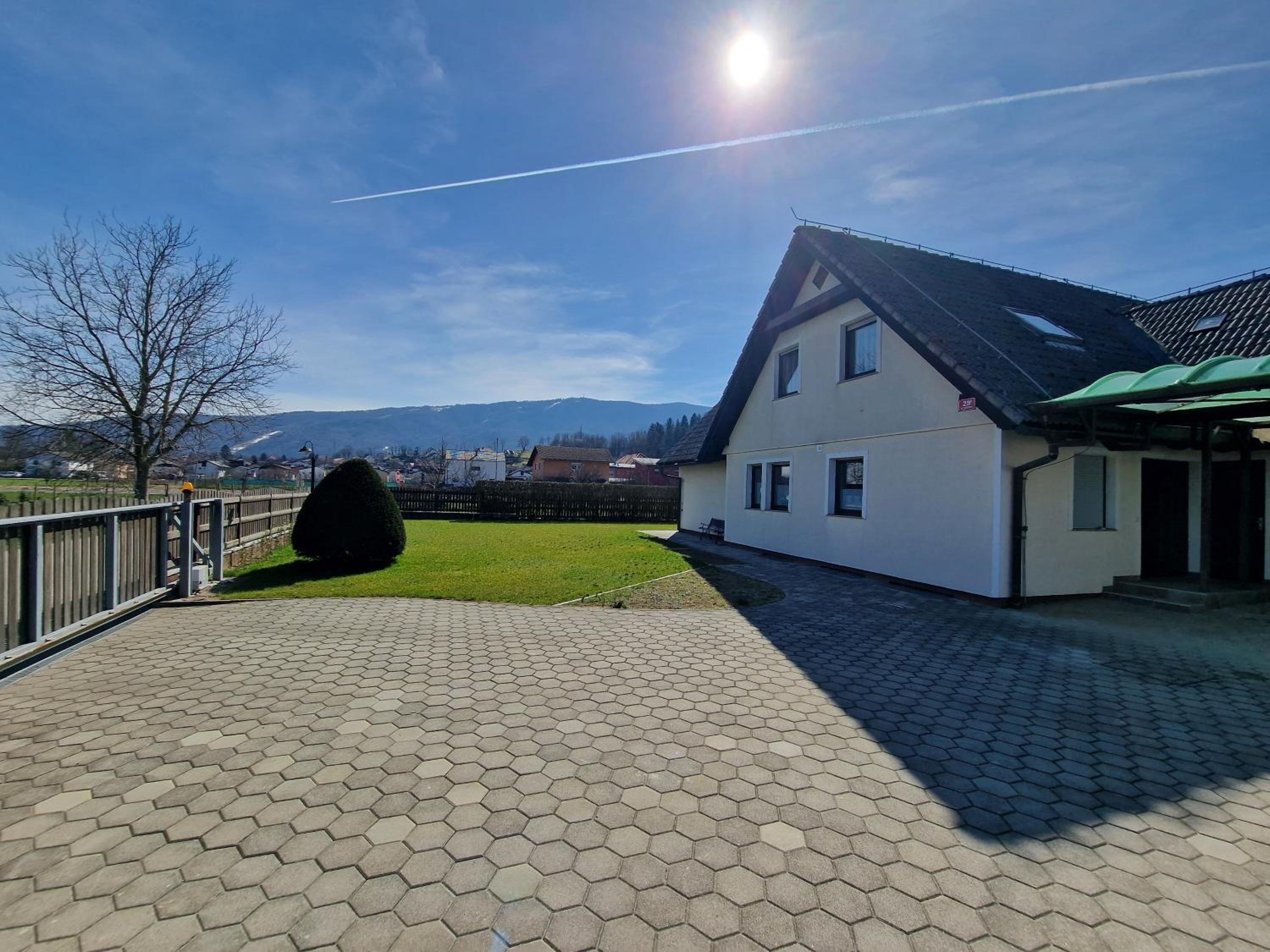 Jacuzzi, BBQ & EV plug - 5BR Villa Villi with Garden