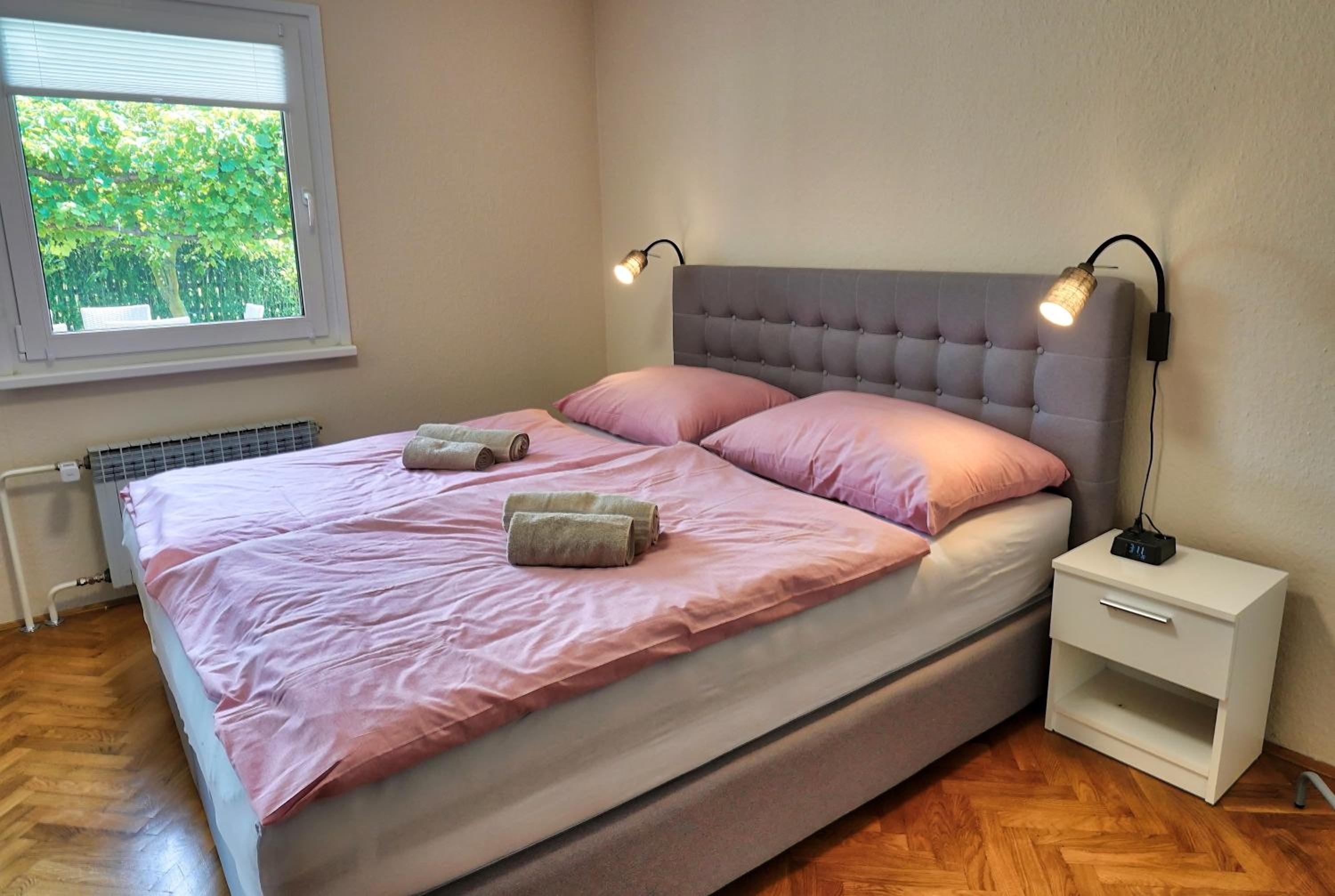 Jacuzzi, BBQ & EV plug - 5BR Villa Villi with Garden