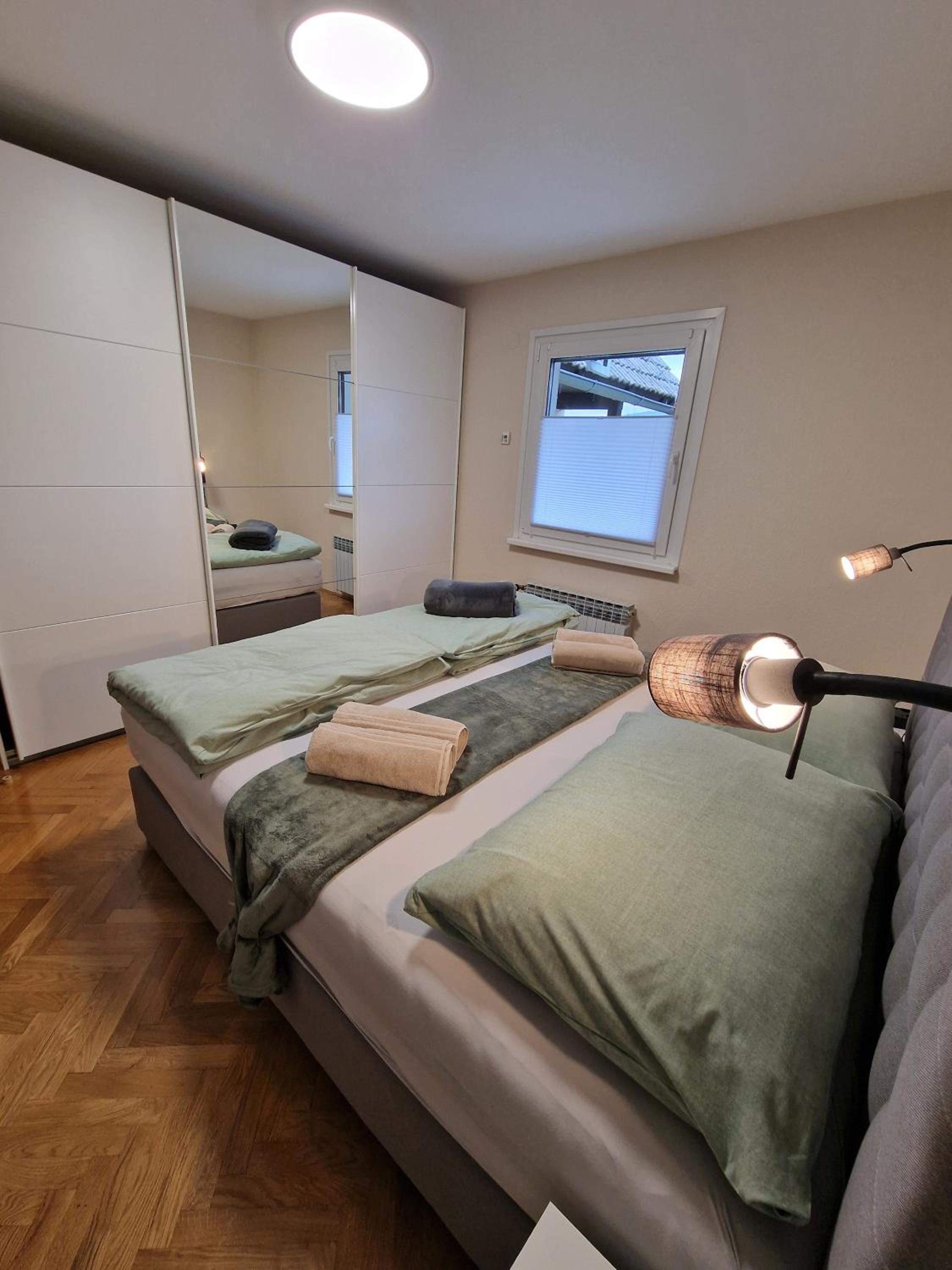 Jacuzzi, BBQ & EV plug - 5BR Villa Villi with Garden