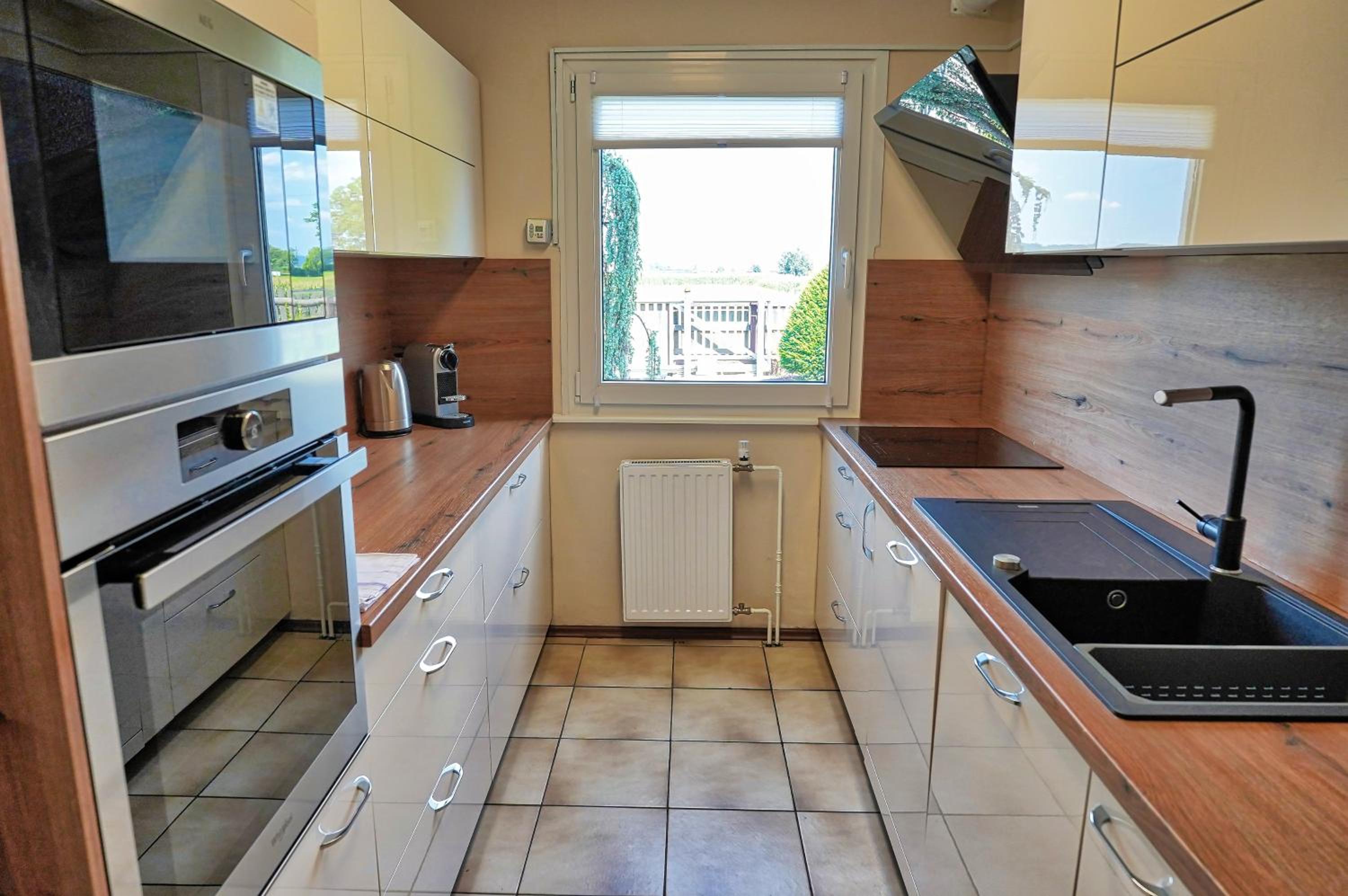Jacuzzi, BBQ & EV plug - 5BR Villa Villi with Garden