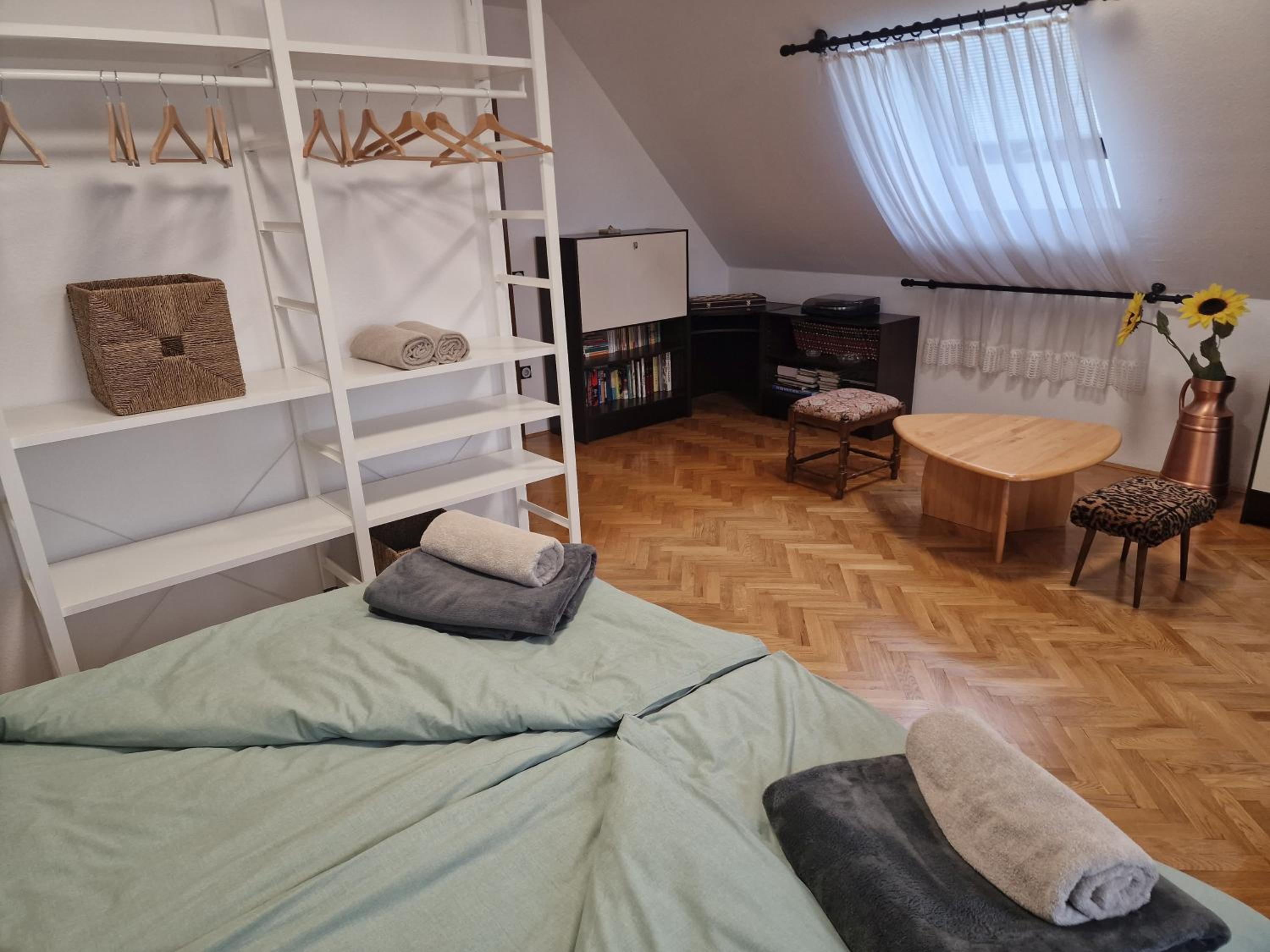 Jacuzzi, BBQ & EV plug - 5BR Villa Villi with Garden