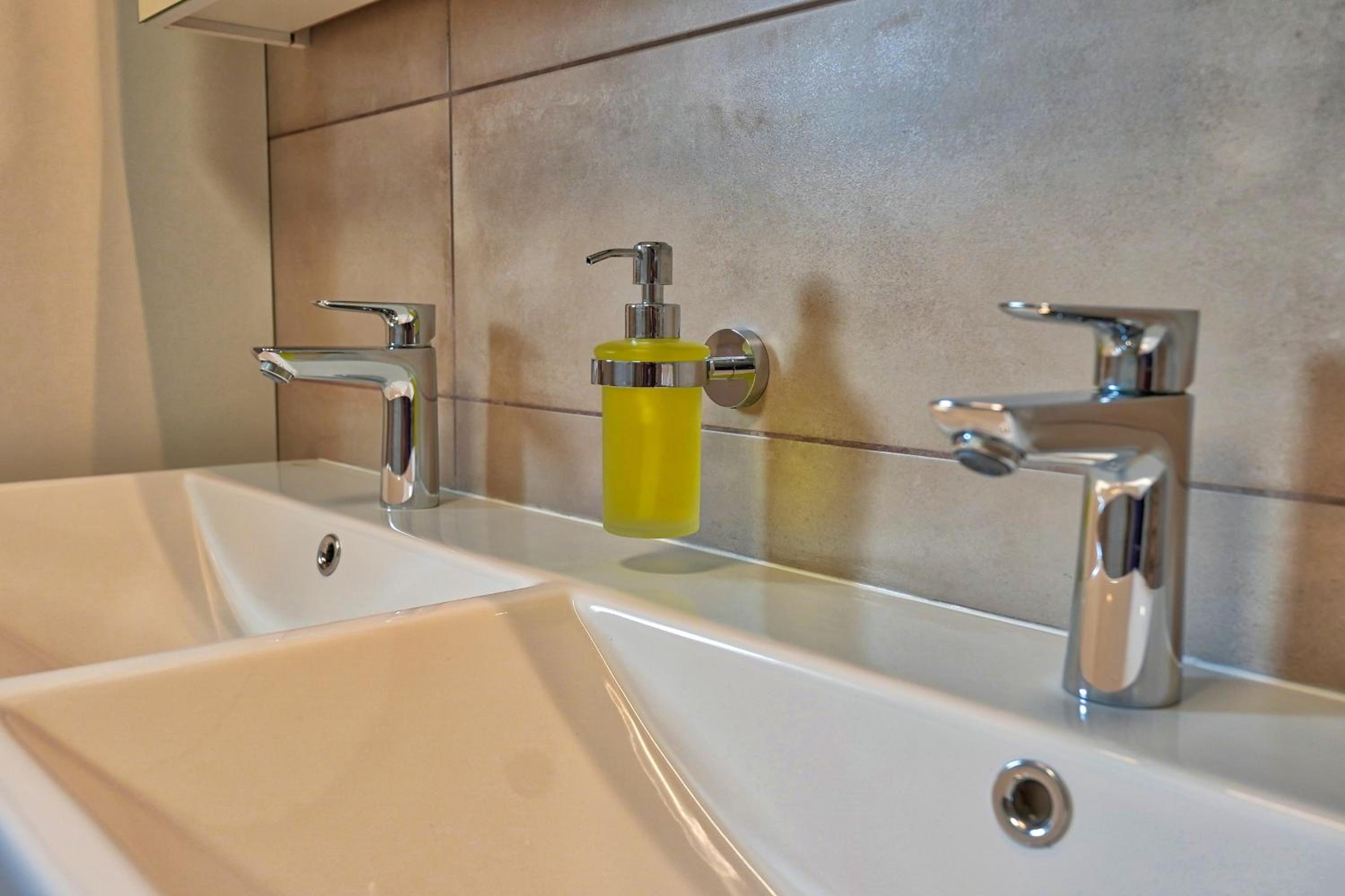Jacuzzi, BBQ & EV plug - 5BR Villa Villi with Garden