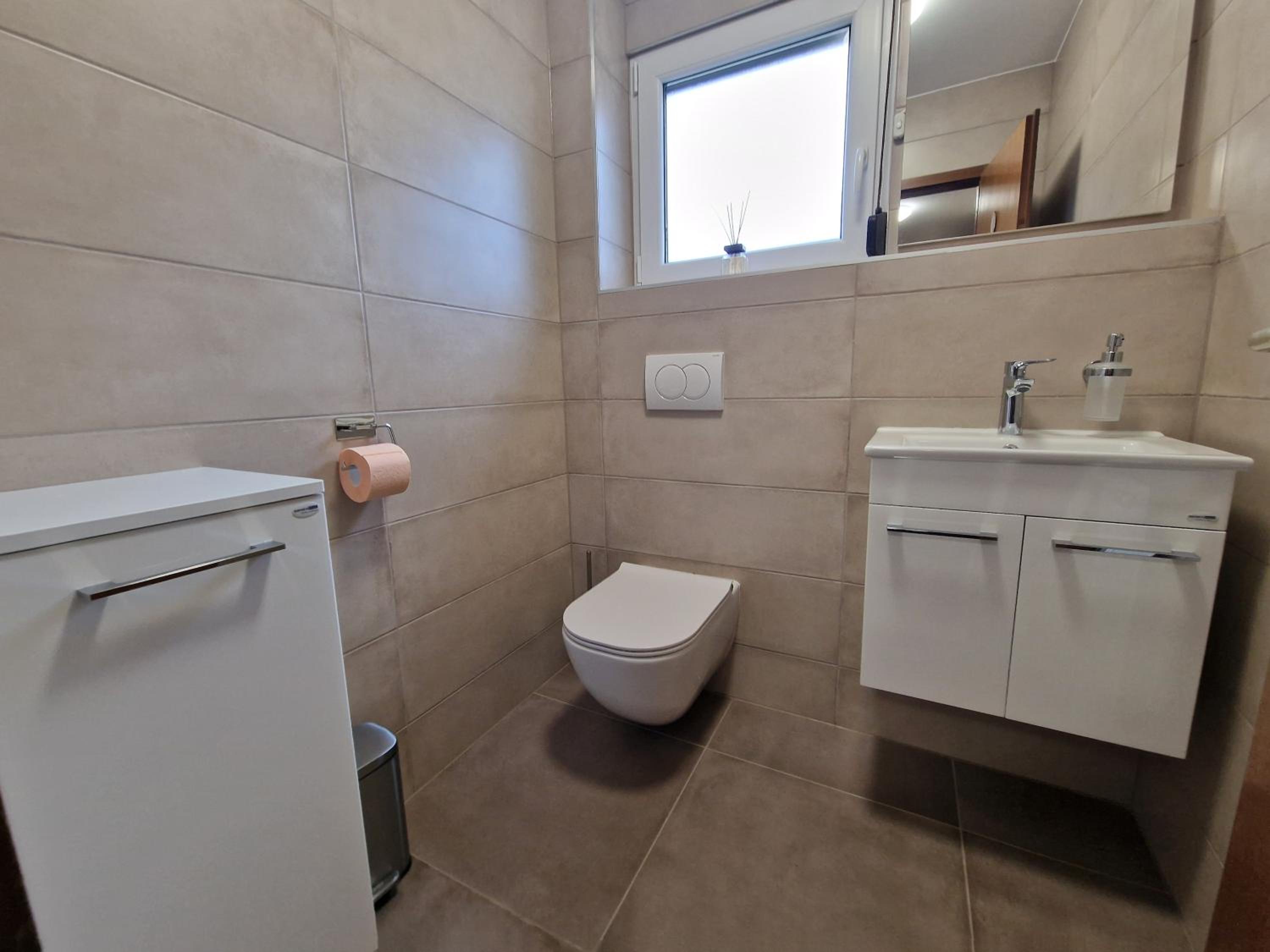 Jacuzzi, BBQ & EV plug - 5BR Villa Villi with Garden