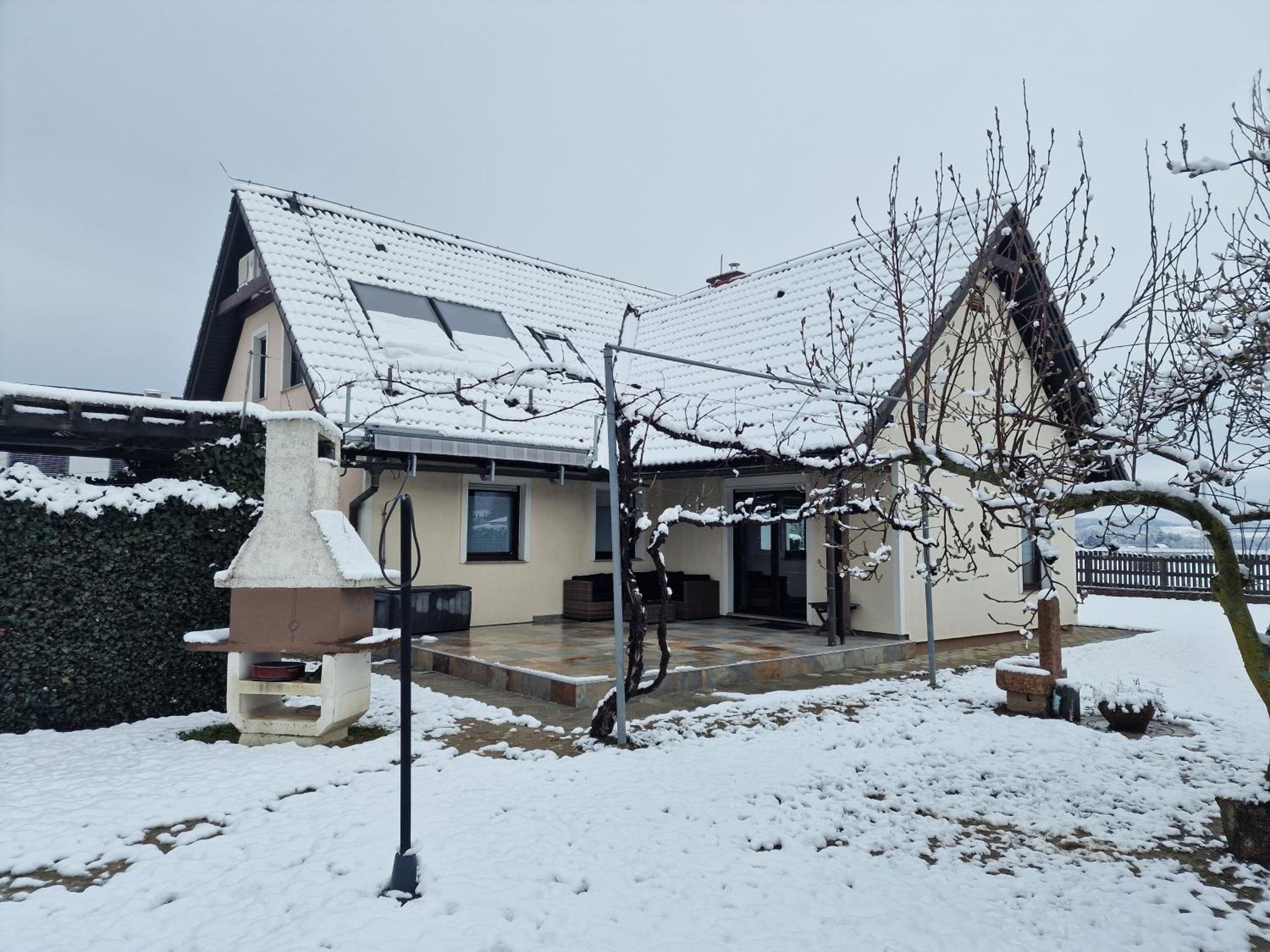 Jacuzzi, BBQ & EV plug - 5BR Villa Villi with Garden