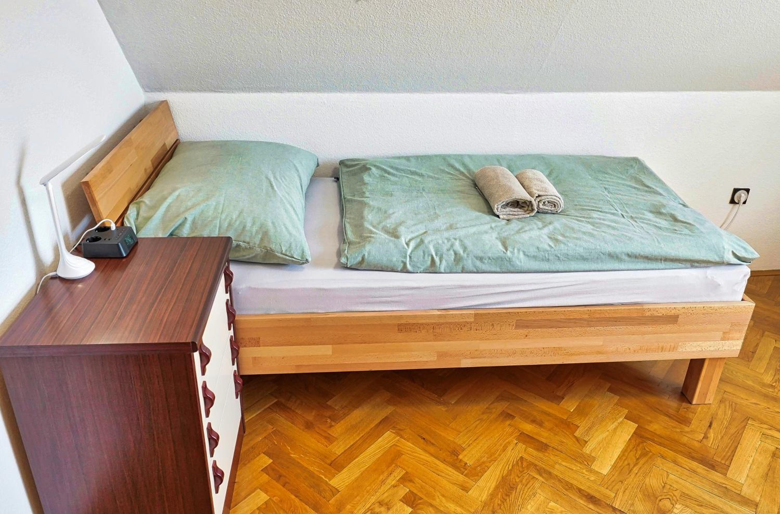 Jacuzzi, BBQ & EV plug - 5BR Villa Villi with Garden
