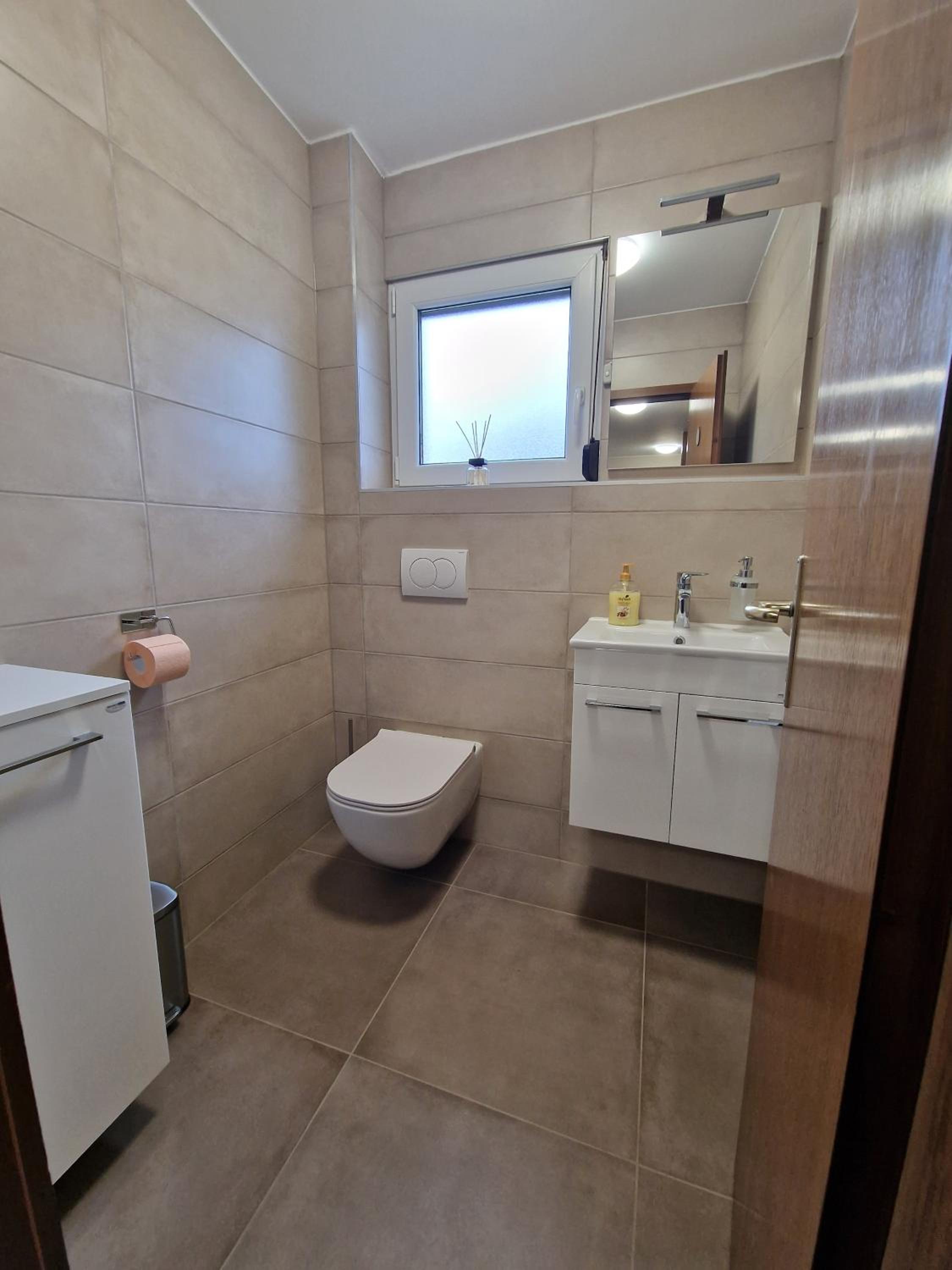 Jacuzzi, BBQ & EV plug - 5BR Villa Villi with Garden