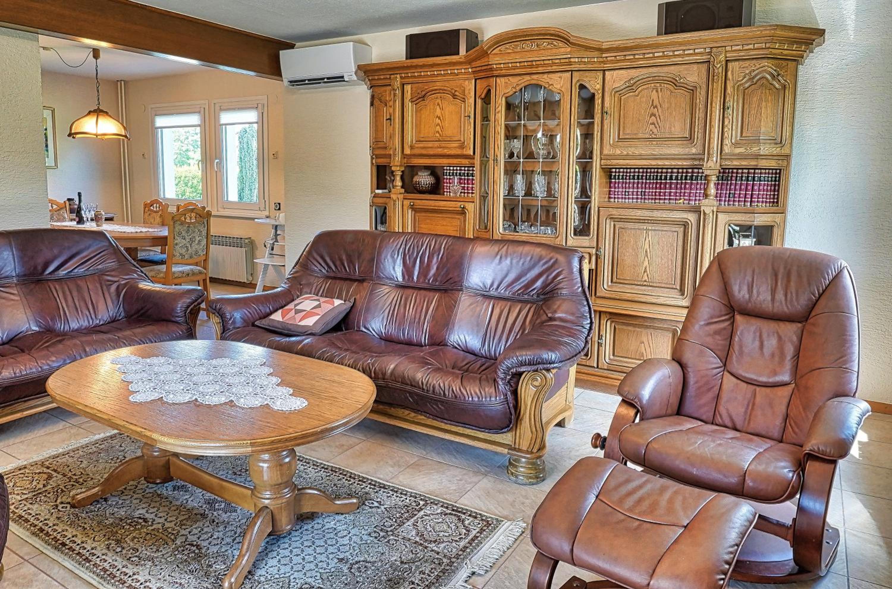 Jacuzzi, BBQ & EV plug - 5BR Villa Villi with Garden