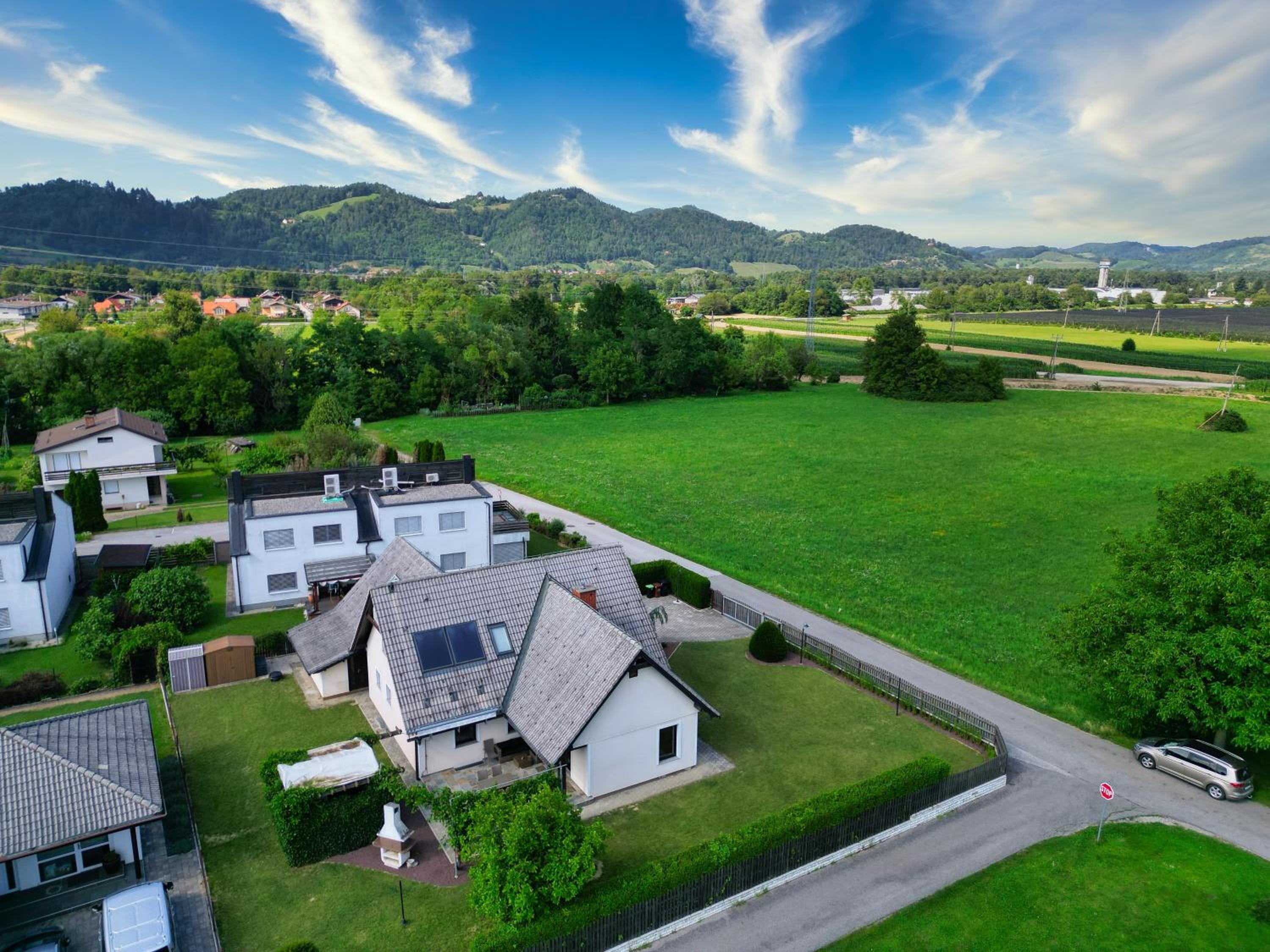 Jacuzzi, BBQ & EV plug - 5BR Villa Villi with Garden