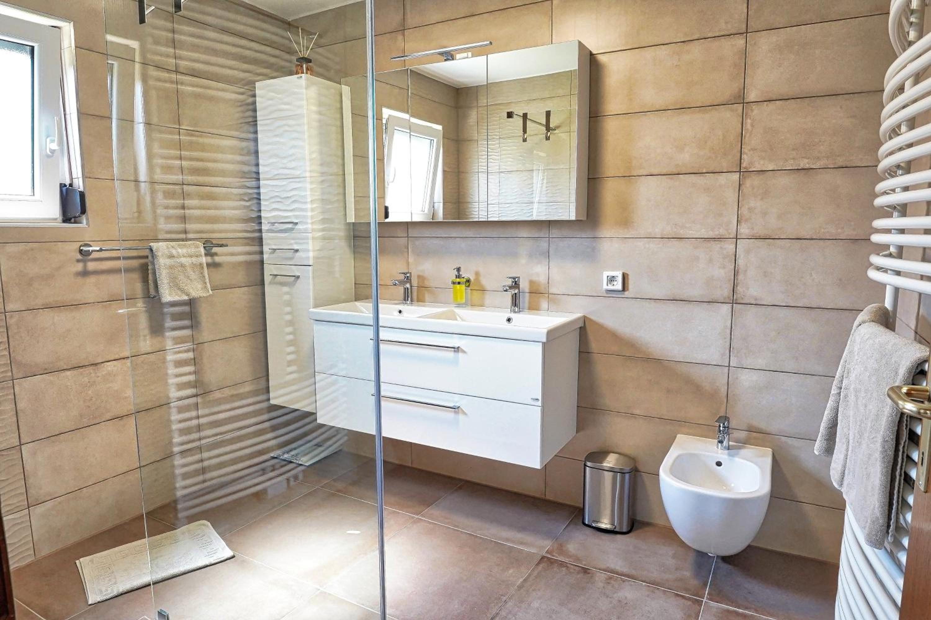 Jacuzzi, BBQ & EV plug - 5BR Villa Villi with Garden