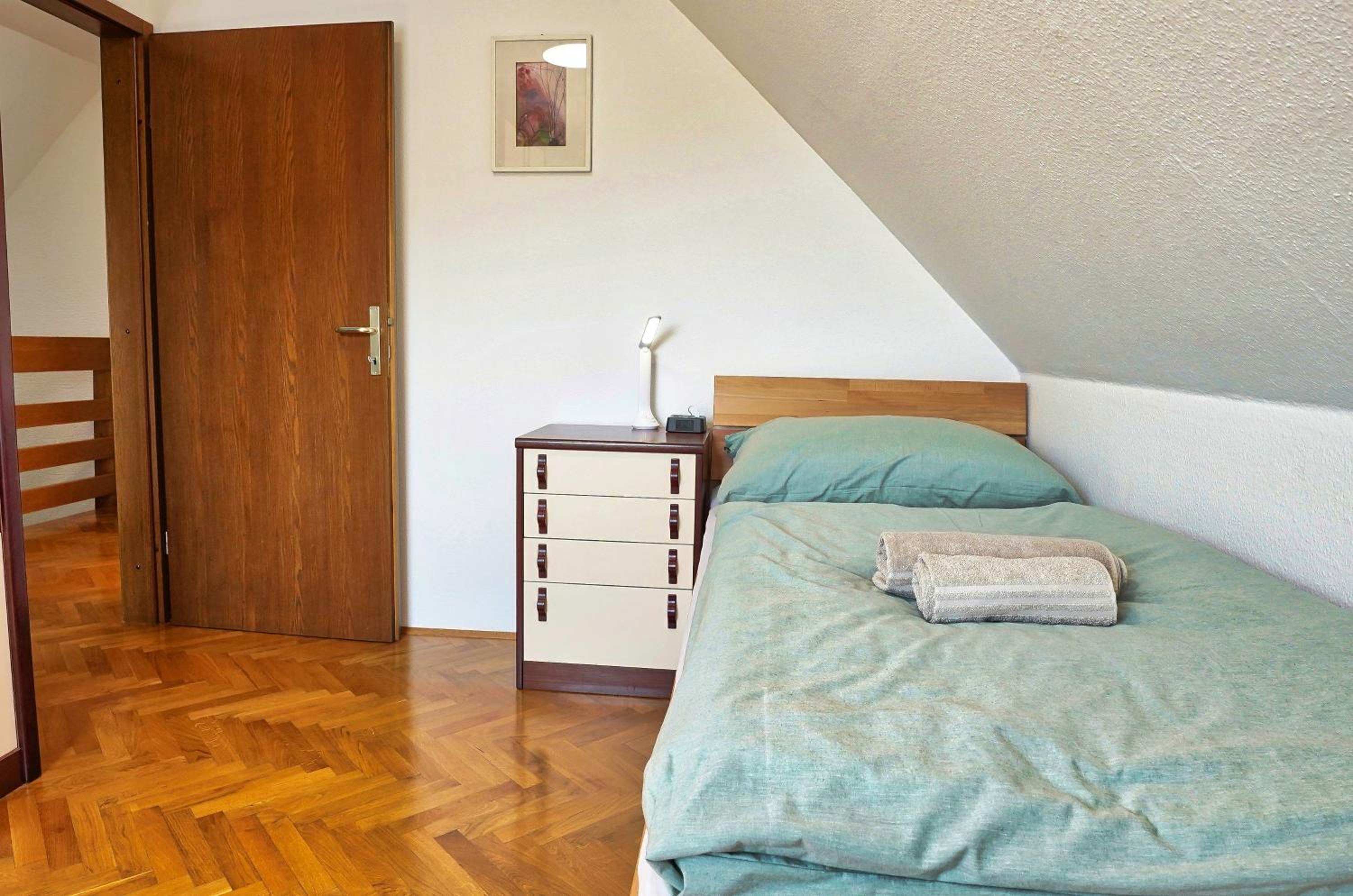 Jacuzzi, BBQ & EV plug - 5BR Villa Villi with Garden