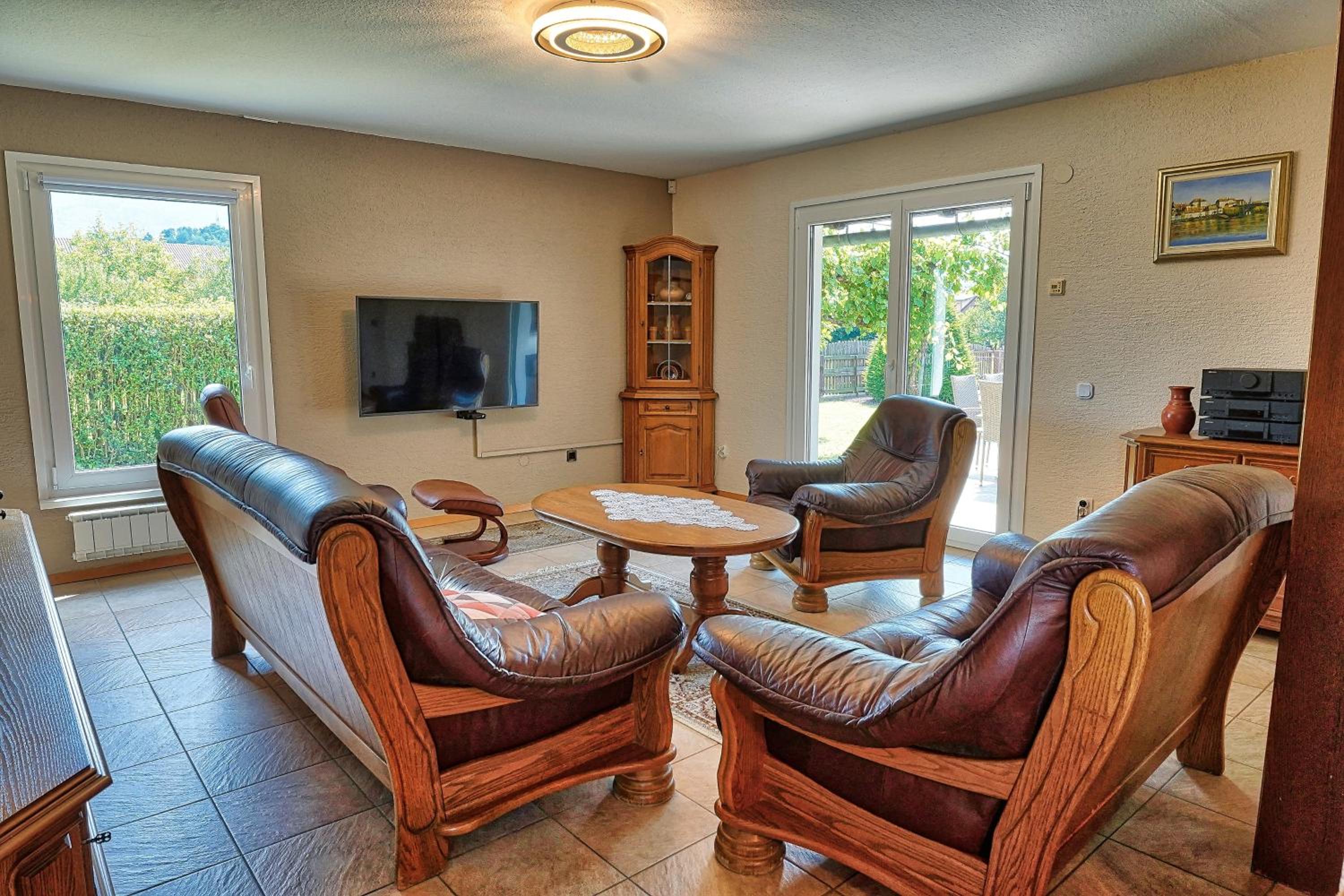 Jacuzzi, BBQ & EV plug - 5BR Villa Villi with Garden