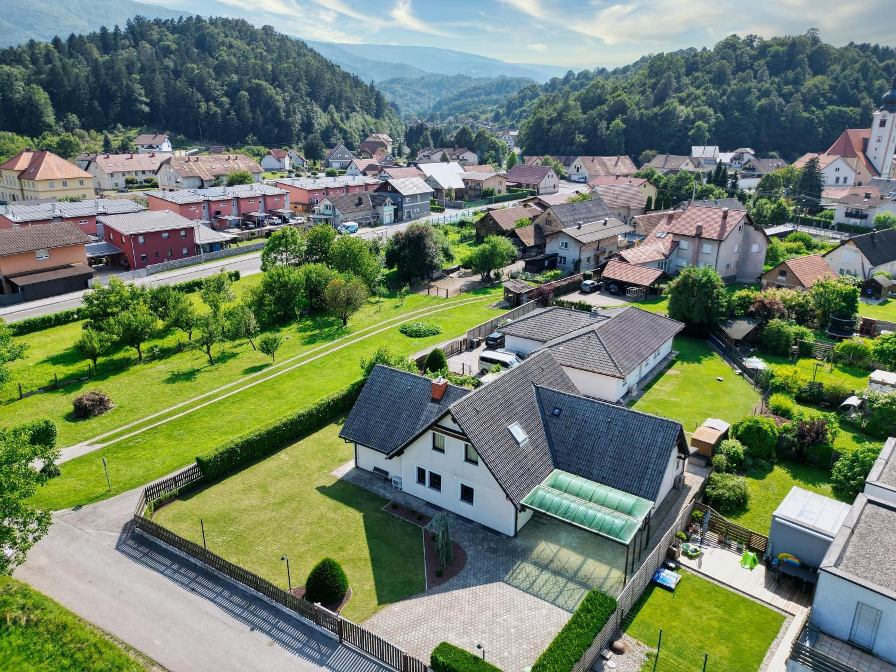 Jacuzzi, BBQ & EV plug - 5BR Villa Villi with Garden