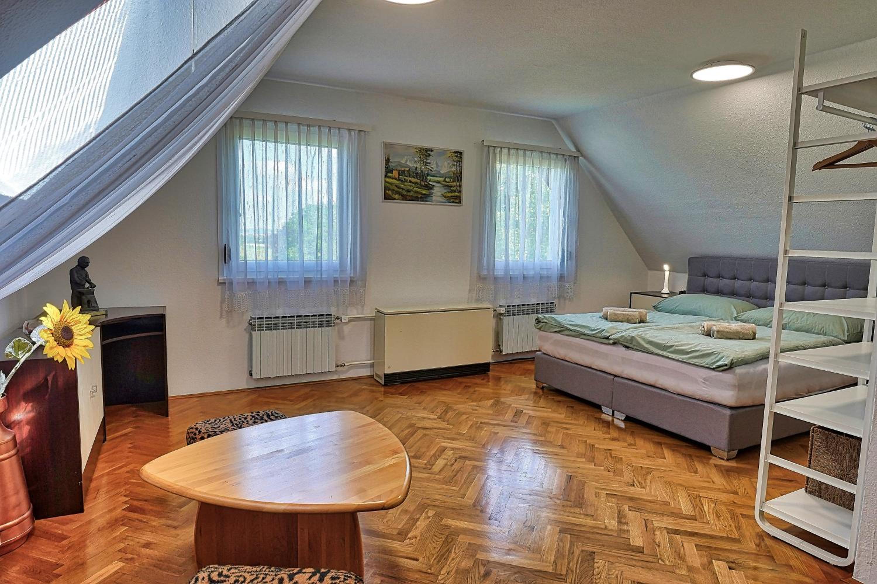 Jacuzzi, BBQ & EV plug - 5BR Villa Villi with Garden