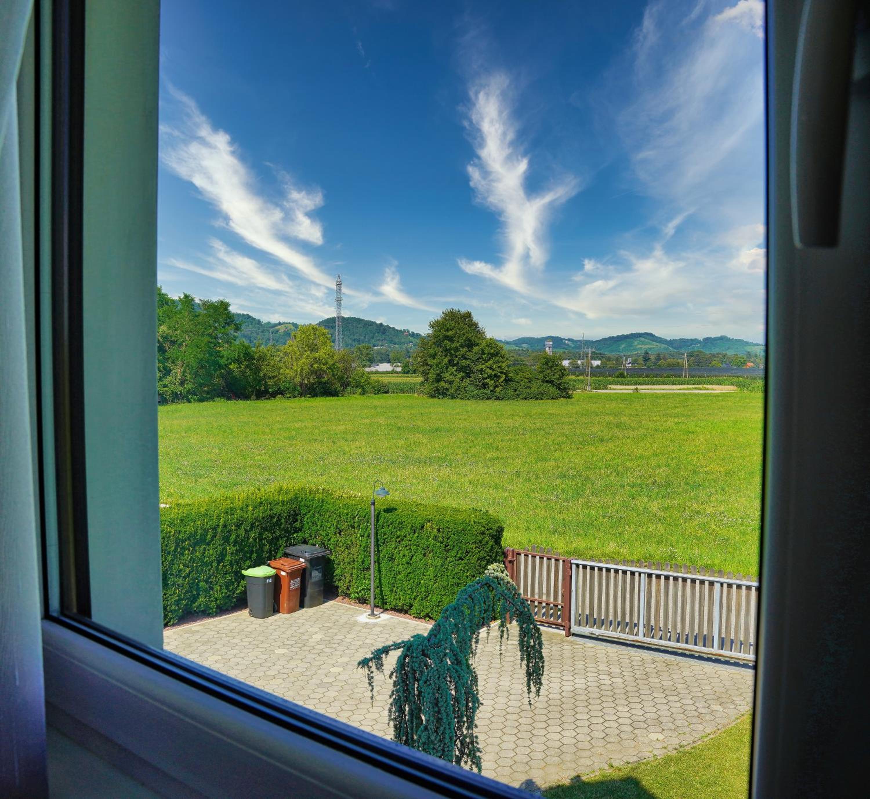 Jacuzzi, BBQ & EV plug - 5BR Villa Villi with Garden