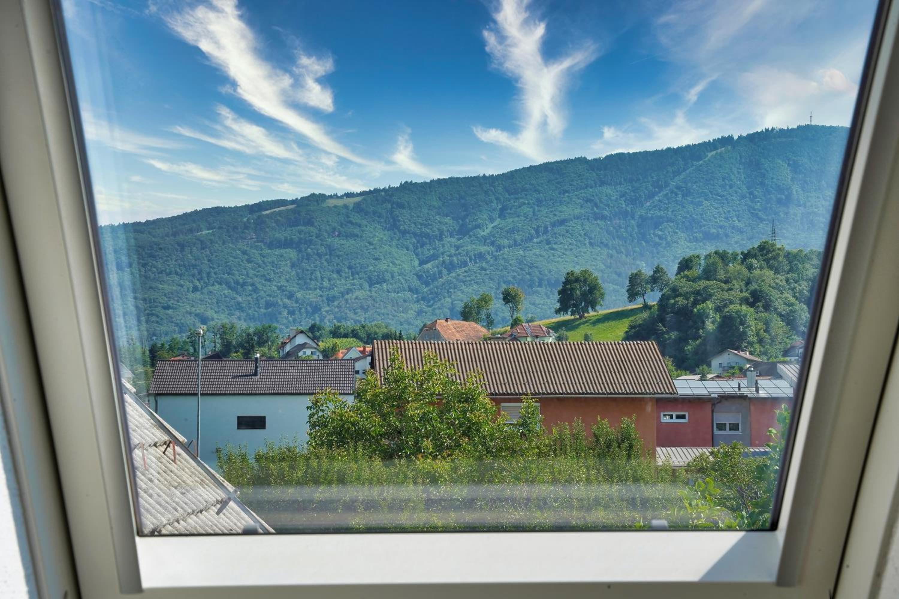 Jacuzzi, BBQ & EV plug - 5BR Villa Villi with Garden