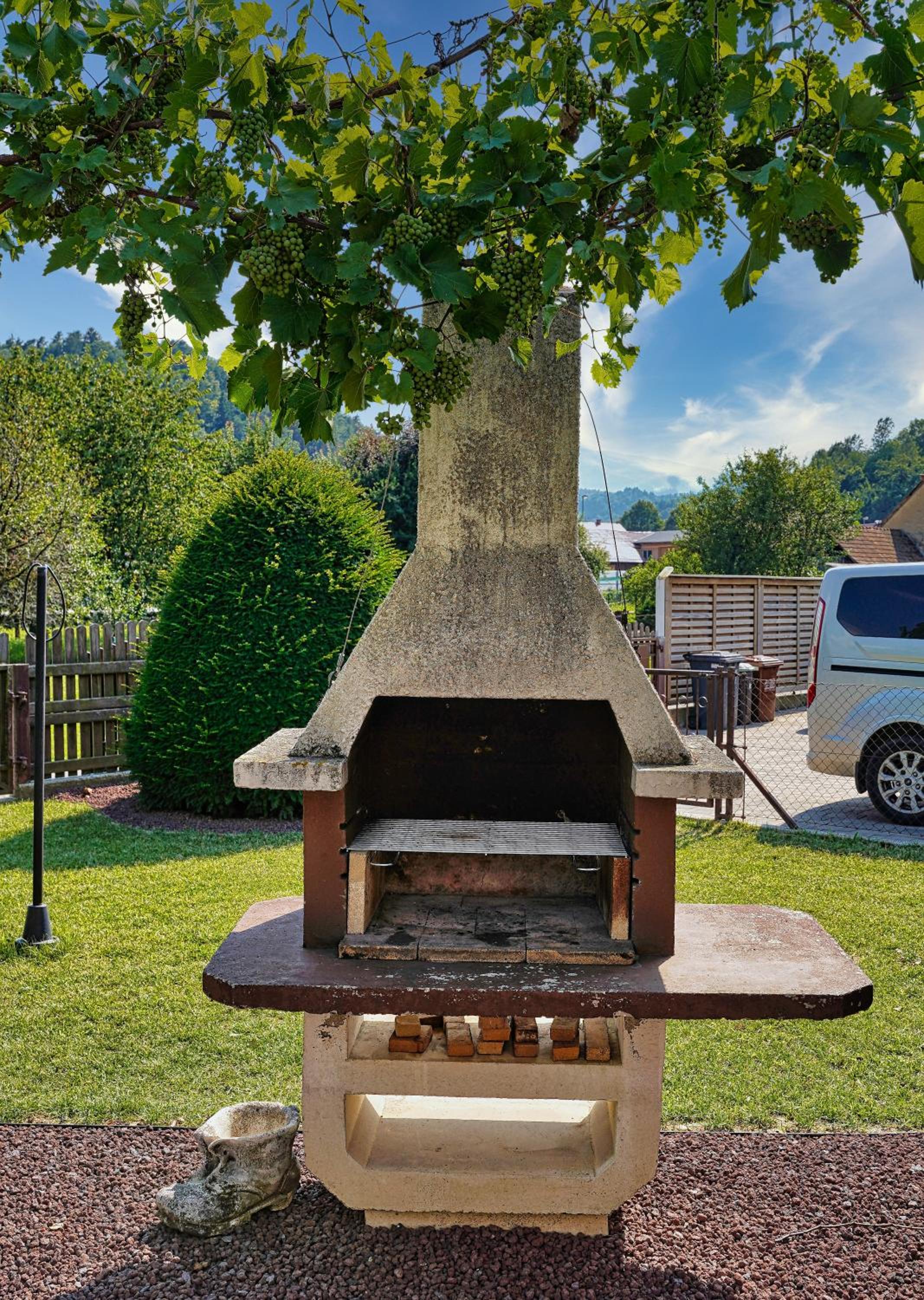 Jacuzzi, BBQ & EV plug - 5BR Villa Villi with Garden