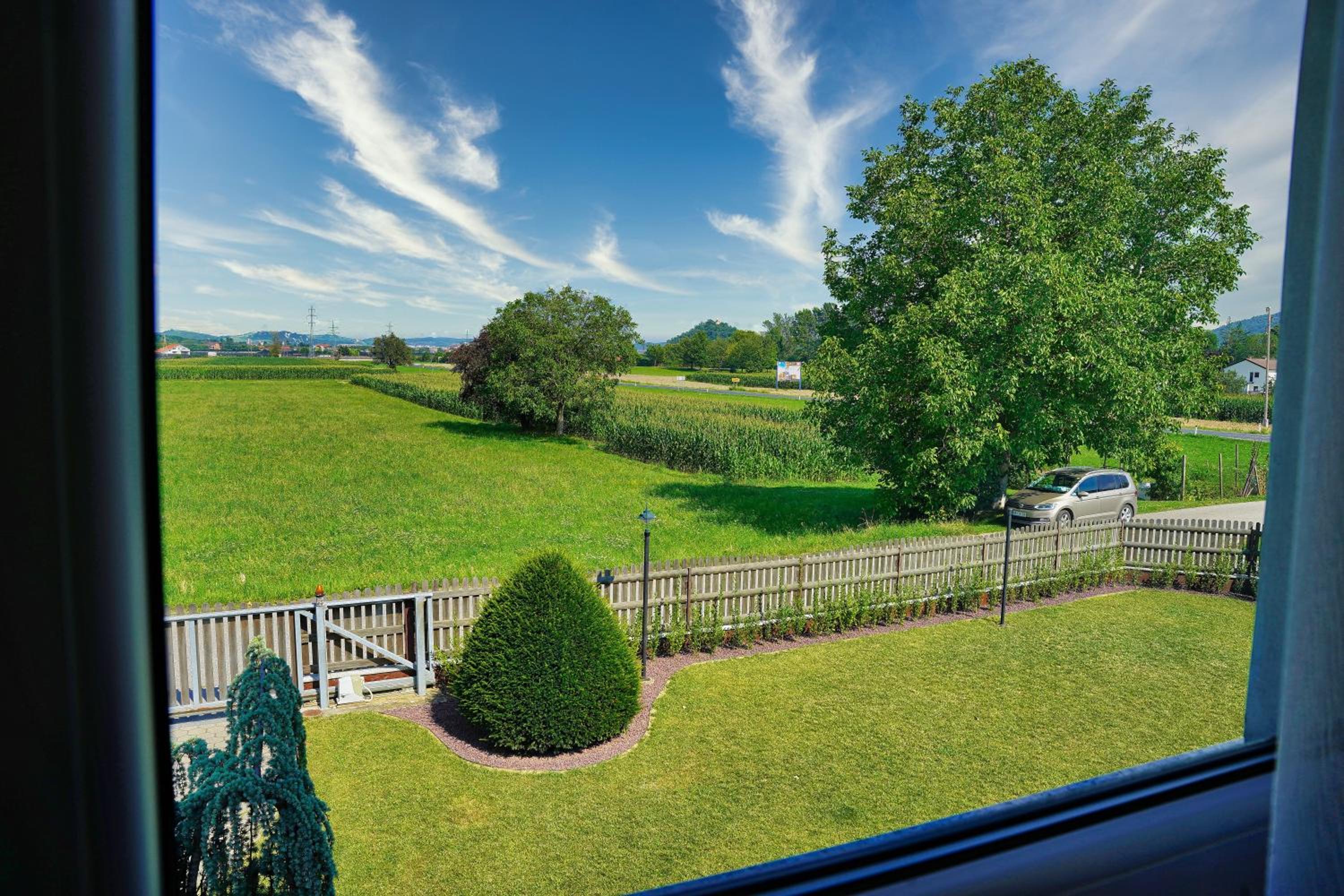 Jacuzzi, BBQ & EV plug - 5BR Villa Villi with Garden