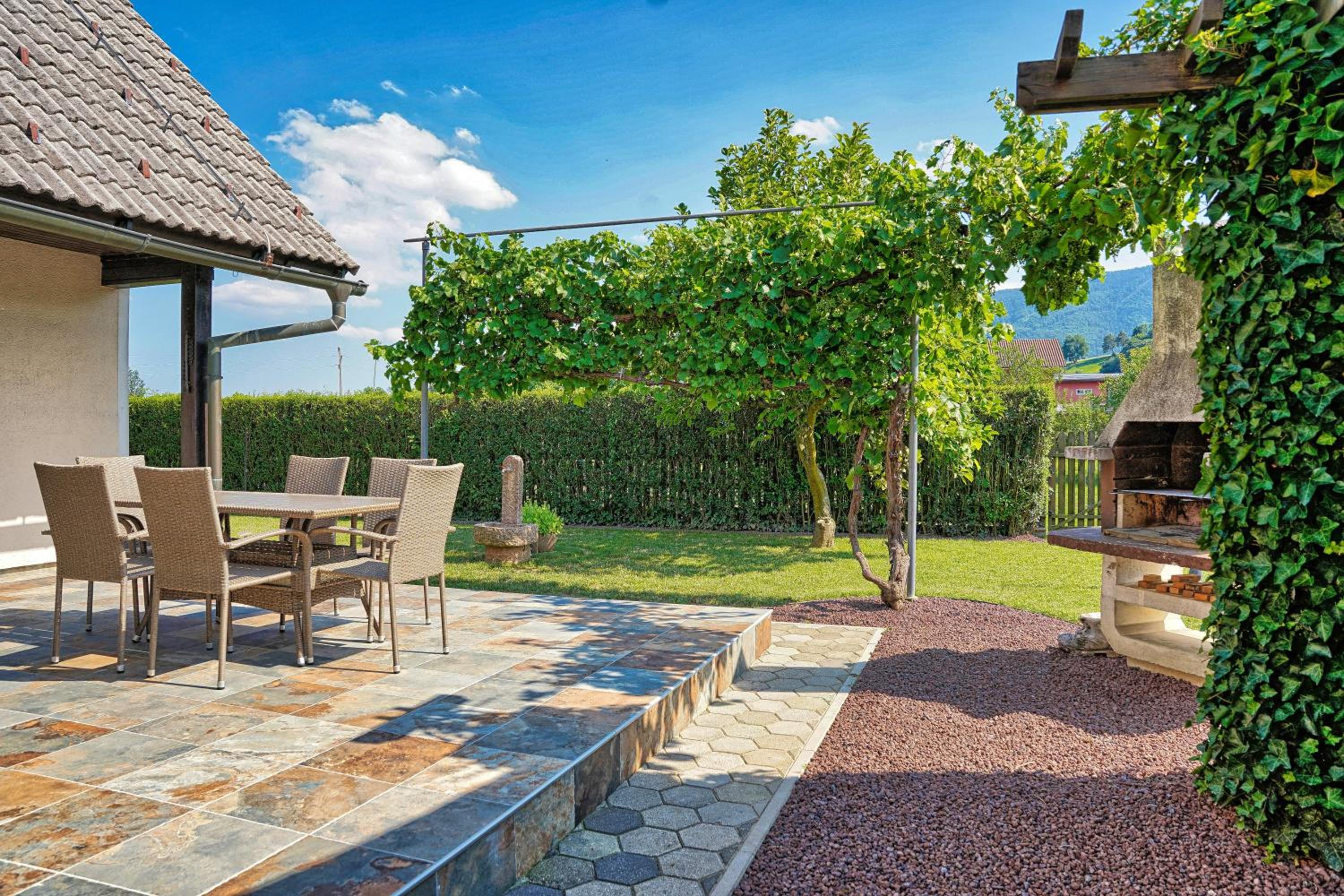 Jacuzzi, BBQ & EV plug - 5BR Villa Villi with Garden