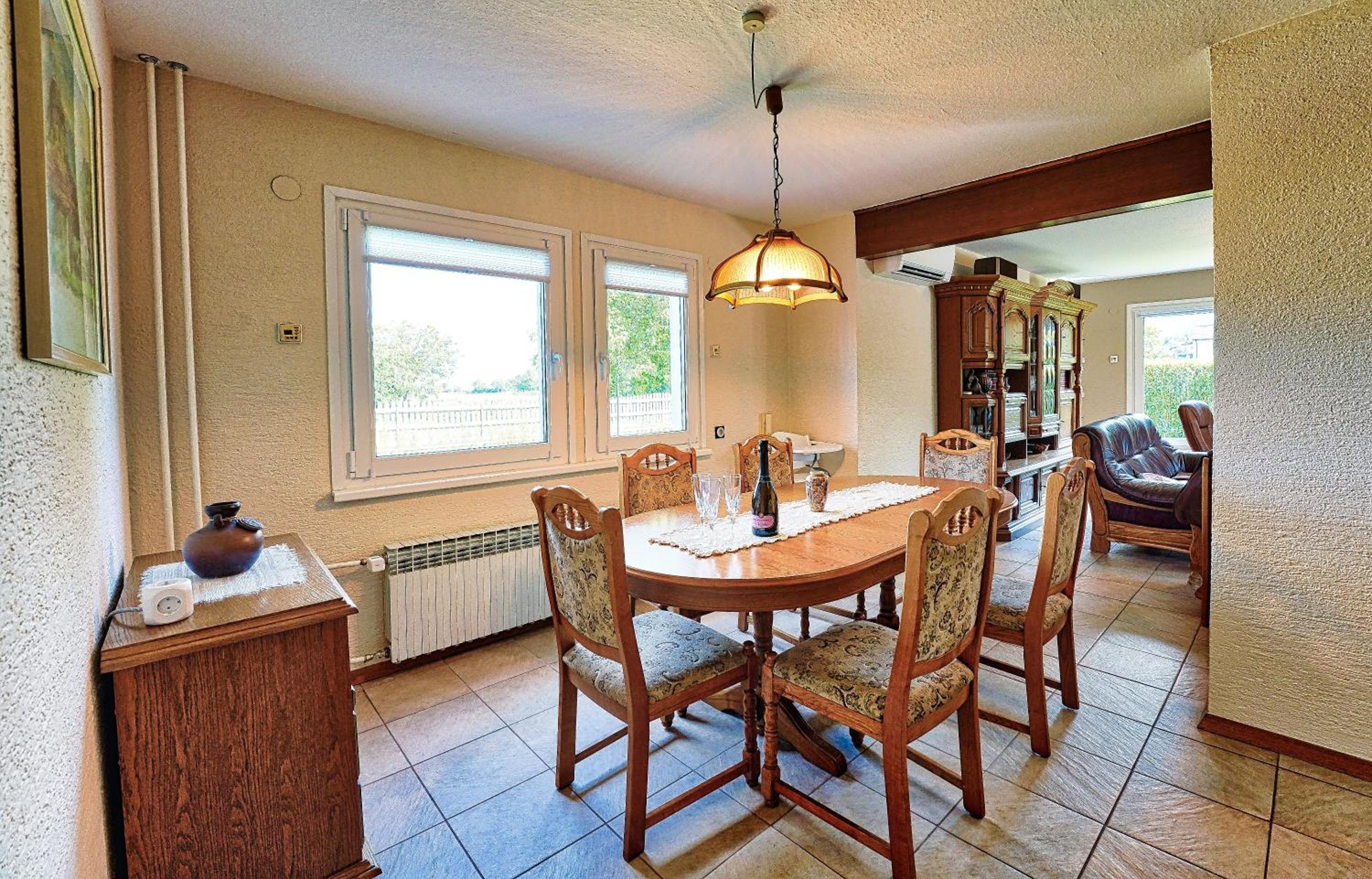 Jacuzzi, BBQ & EV plug - 5BR Villa Villi with Garden