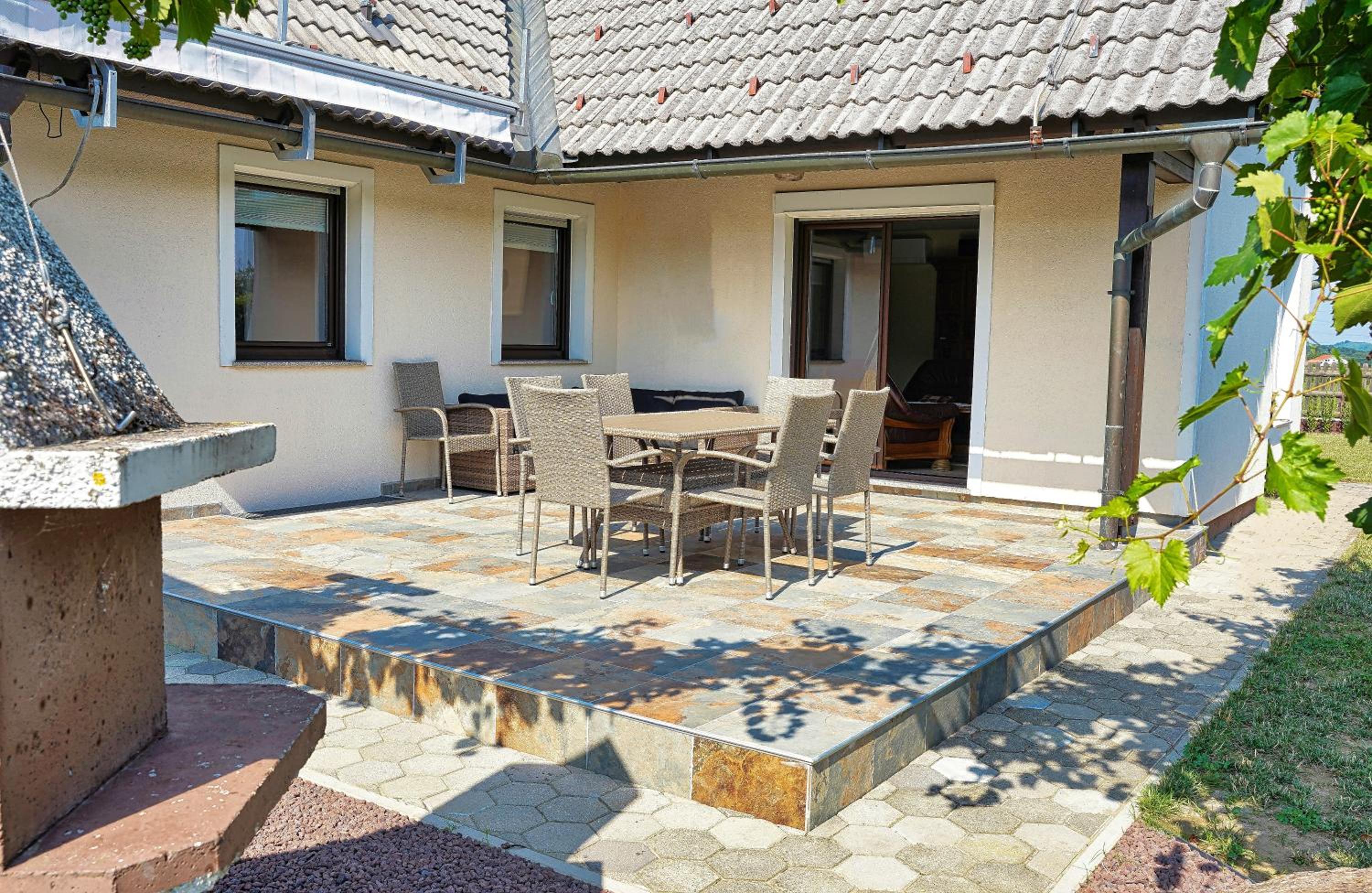 Jacuzzi, BBQ & EV plug - 5BR Villa Villi with Garden